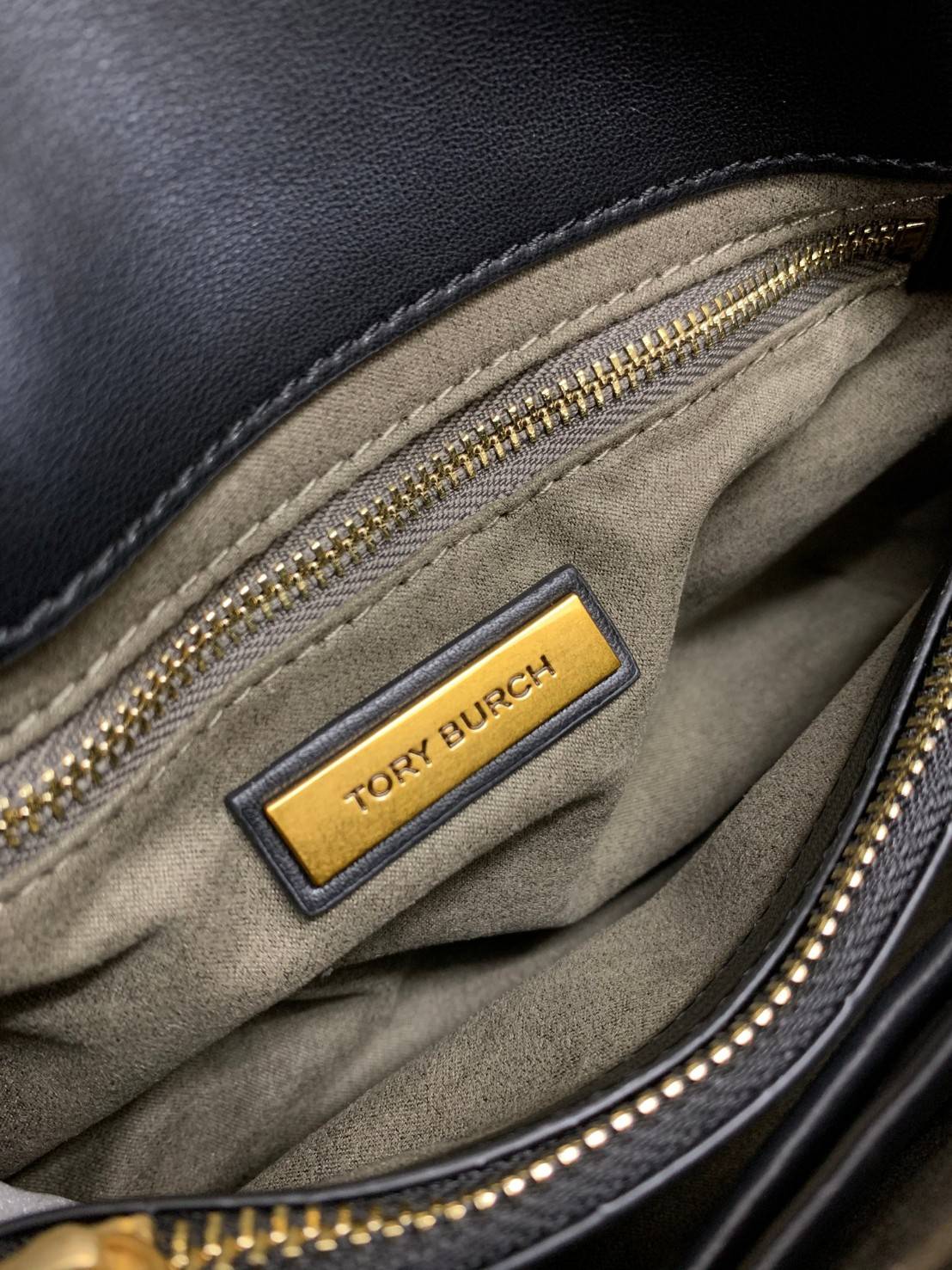 TORY BURCH KIRA QUILTED SMALL BAG พร้อมส่งที่ไทย ไม่ผิดหวังแน่นอนค่ะ! กระเป๋าหิ้วหรือสะพายข้างได้ วัสดุหนังแกะแท้ทั้งใบ ((หนังแกะจะมีคุณภาพดีเงานิ่มและแพงกว่าหนังวัวจ้า)) หนังนิ่มสวยงามมากๆค่ะ เปิดปิดกระเป๋าแบบหมุนล็อคแบบโลโก้แบรนด์ ใช้อะไหล่คลาสสิคดูหรูเ