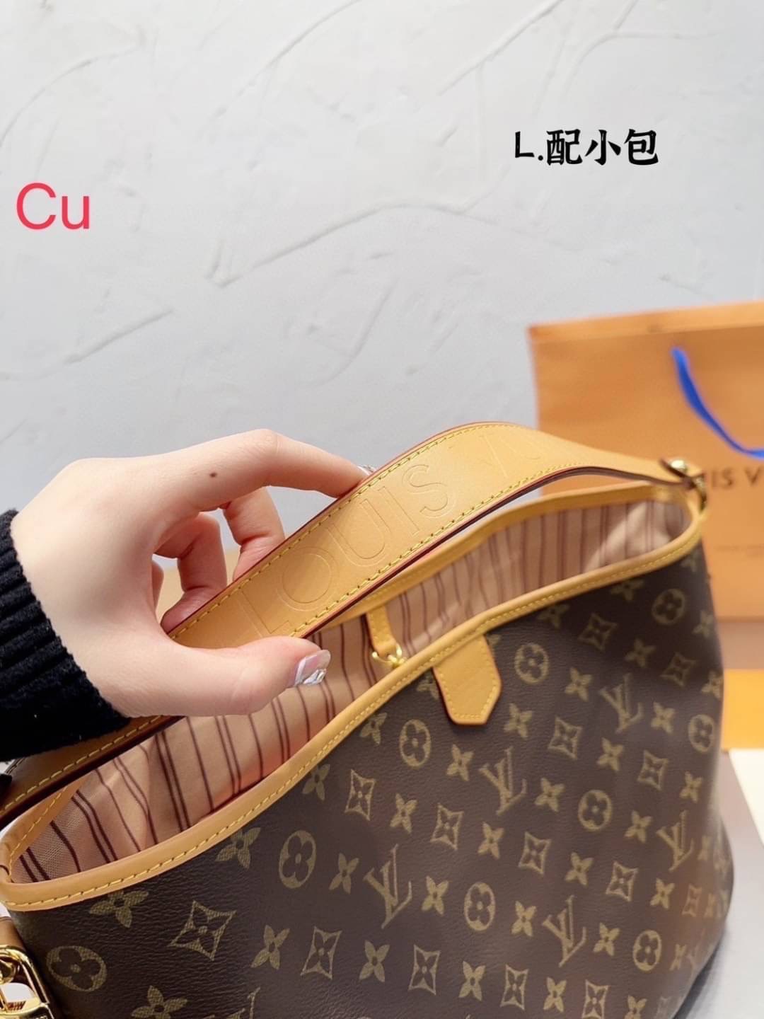 LV Monogram Delight Canvas Tote Bag กระเป๋าทรงโท้ทใบใหญ่ เอาใจสายแบกที่แท้ทรู จุของได้เยอะจุใจ แต่ยังคงความสวยคลาสสิกไม่มีเอาท์ เป็นใบโปรดที่หยิบใช้ได้บ่อย ตอบโจทย์ของใช้จริงจังทุกสิ่งอย่าง