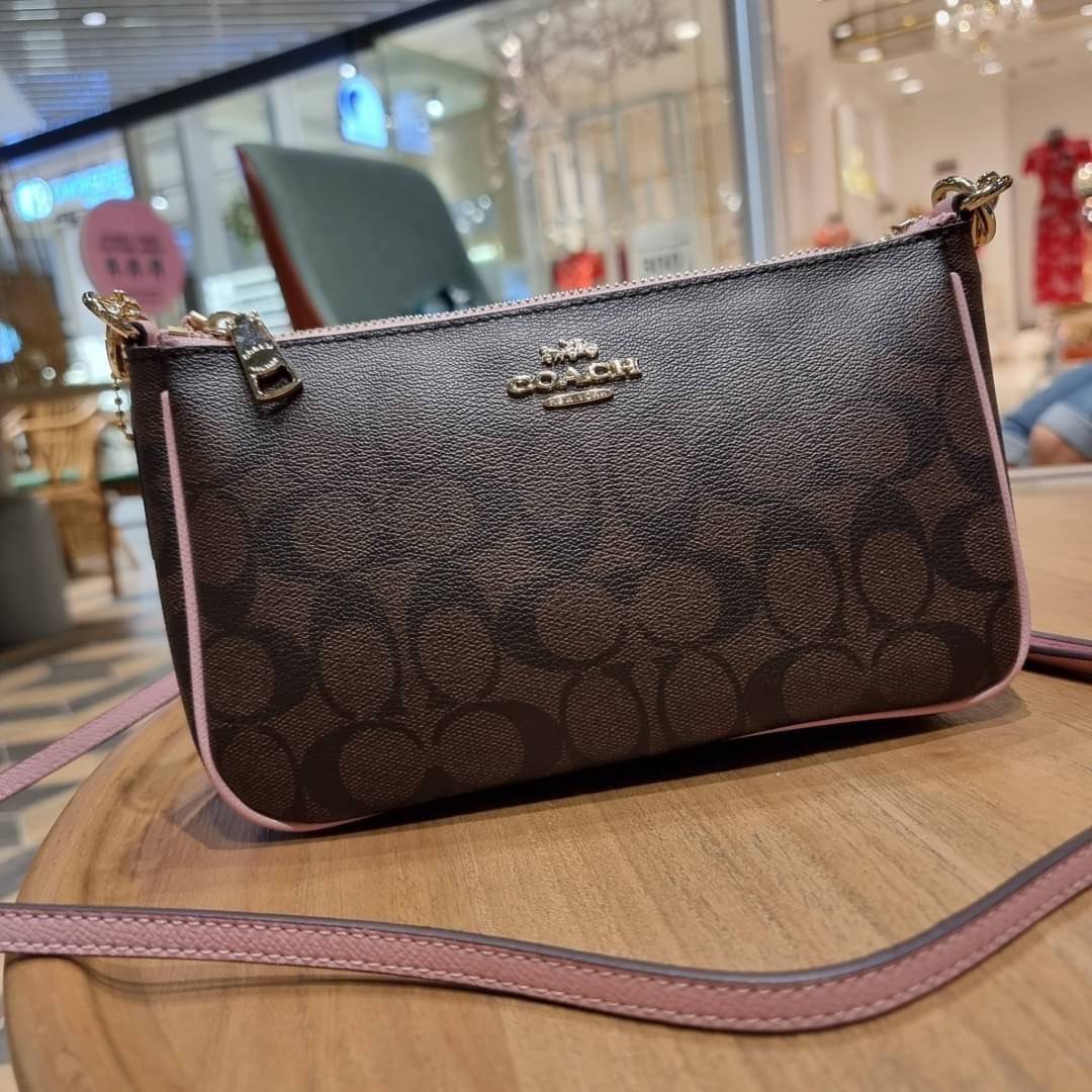 COACH 36674 TOP HANDLE POUCH IN SIGNATURE JACQUARD กระเป๋าทรงพอช ยอดฮิต ยกขึ้นแท่น ด้วยดีไซน์ที่ออกมาให้ใช้งานได้ง่าย ขนาดกำลังเหมาะ วัสดุหนังแคนวาสทนทาน ดีไปหมดขนาดนี้!! คุณลูกค้าถึงสั่งกันรัวๆจริงๆ ภายในโล่งกว้าง ใส่โทรศัพท์ได้ทุกรุ่น มาพร้อมสายคล้องแขน