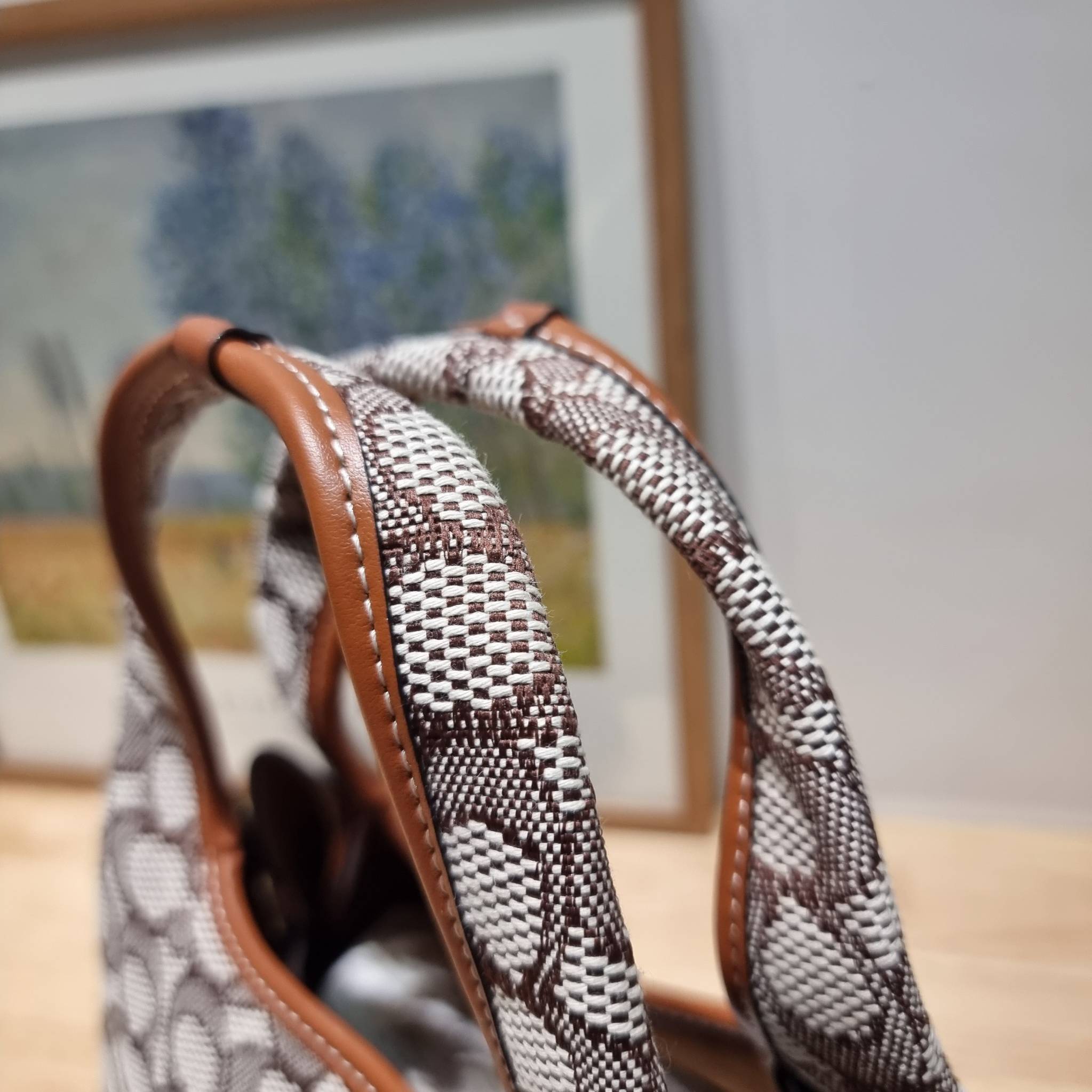 COACH LANA SHOULDER BAG 23 IN SIGNATURE JACQUARD CM550 พร้อมส่ง กระเป๋าถือ/สะพายทรงเก๋ โดดเด่นด้วยลวดลายซิกเนเจอร์บนผืนผ้าทอสวย หูจับในตัวถือสะดวก รีบช้อปได้ใช้ก่อนใครไปเลย