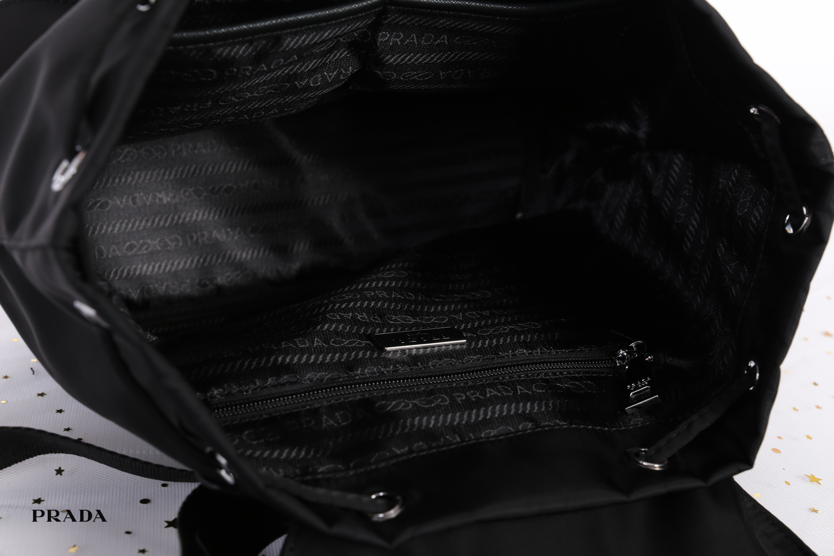 PRADA premium gift Nylon Backpack With Pocket วัสดุผ้าไนล่อนกันน้ำเนื้อหนาอย่างดี ใบนี้ ดีไซต์สวยเก๋ งานดีมากๆ อะไหล่แบรนด์ทุกจุด ใบนี้เก๋ตรงที่ เป็นเป้แบบหูรูด ทรงสวยน่ารัก แถมยังมีเปิดปิดด้วยกระดุมแม่เหล็กและแต่งด้วยเข็มขัดปรับได้ด้วย ด้านหน้ามีกระเป๋าอ