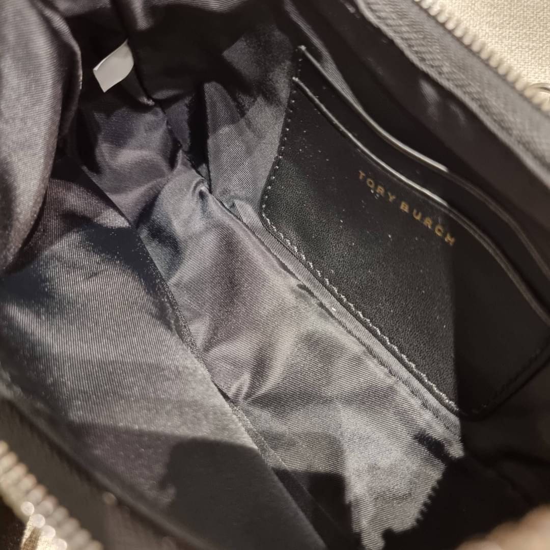 TORY BURCH MERCER NYLON SMALL SHOULDER BAG ใหม่ก่อนใคร!! กับคอลหวานๆ สดใสๆ กระเป๋าสะพายทรงโฮโบ ขนาดกะทัดรัด ฟังก์ชั่นการใช้งานจัดแบบเต็มที่ ด้วยสายสะพายถึง 3 เส้น สายโซ่คล้องแขน สายหนังแบบสั้นคล้องไหล่ และสายสปอร์ตเส้นใหญ่ ดูดี!! คุ่มแค่ไหนคิดดู!! วัสดุผ้