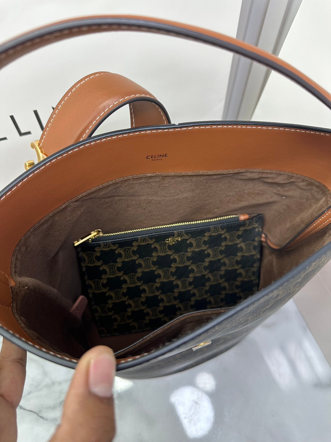 CELINE MEDIUM LOUISE BAG in Triomphe Canvas กระเป๋าสะพายทรงบัคเก็ต กระเป๋าถือพร้อมฆูจับและสายสะพายข้าง งานแคนวาสแท้พิมพ์ลายโลโก้สวยคมชัด เรียบหรู