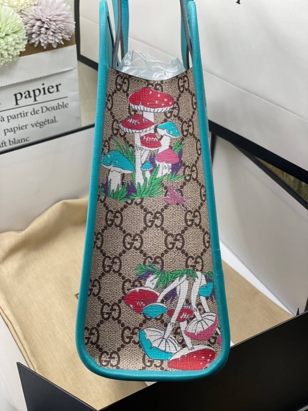 Ori GUCCI Children's tote bag GG kids ที่สุดของความน่ารัก ลิมิเต็ดแบบไม่มีเอาท์ สาวๆสายหวานไม่ควรพลาดด้วยประการทั้งปวงเลยค่าา หนังแท้เกรดดีที่สุด พิมพ์ลายแบรนด์รอบใบเทคเจอร์สวยอยู่ทรง ภายในมีโลโก้กว้างและจุสุดๆใส่สัมภาระได้เยอะ ภาพถ่ายจ