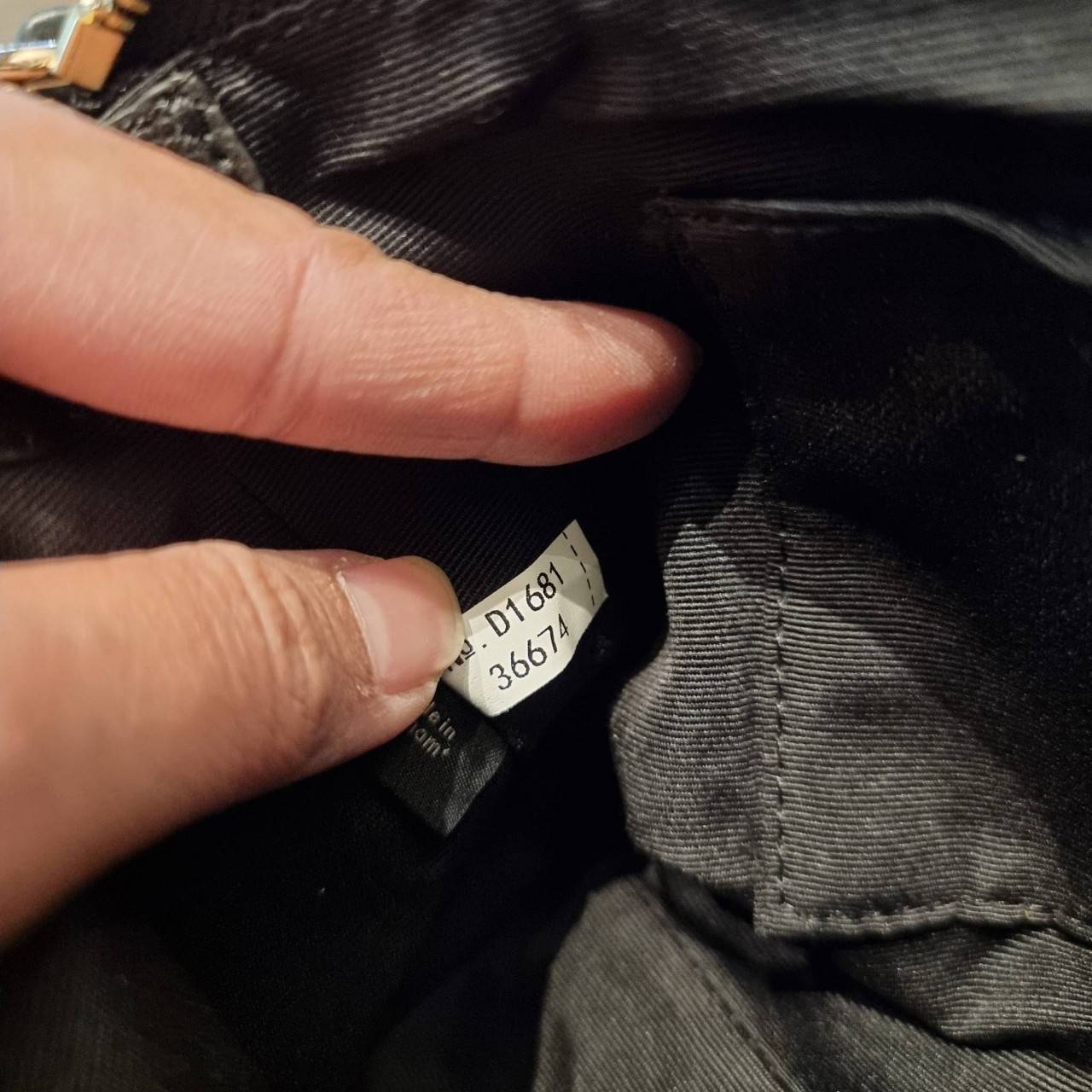 COACH F36674 TOP HANDLE POUCH IN SIGNATURE WITH SNOOPY PRINT คอลเลคชั่นใหม่ ในสไตล์พอช มาให้ช้อปก่อนใครในไทยจ้า น่ารักน่าใช้ไปอีกกับกระเป๋าสะพายทรงฮิตตลอดกาล ด้วยดีไซน์ที่ออกมาให้ใช้งานได้ง่าย ขนาดกำลังเหมาะ วัสดุแคนวาสทนทาน ดีไปหมดขนาดนี้!! คุณลูกค้าถึงส