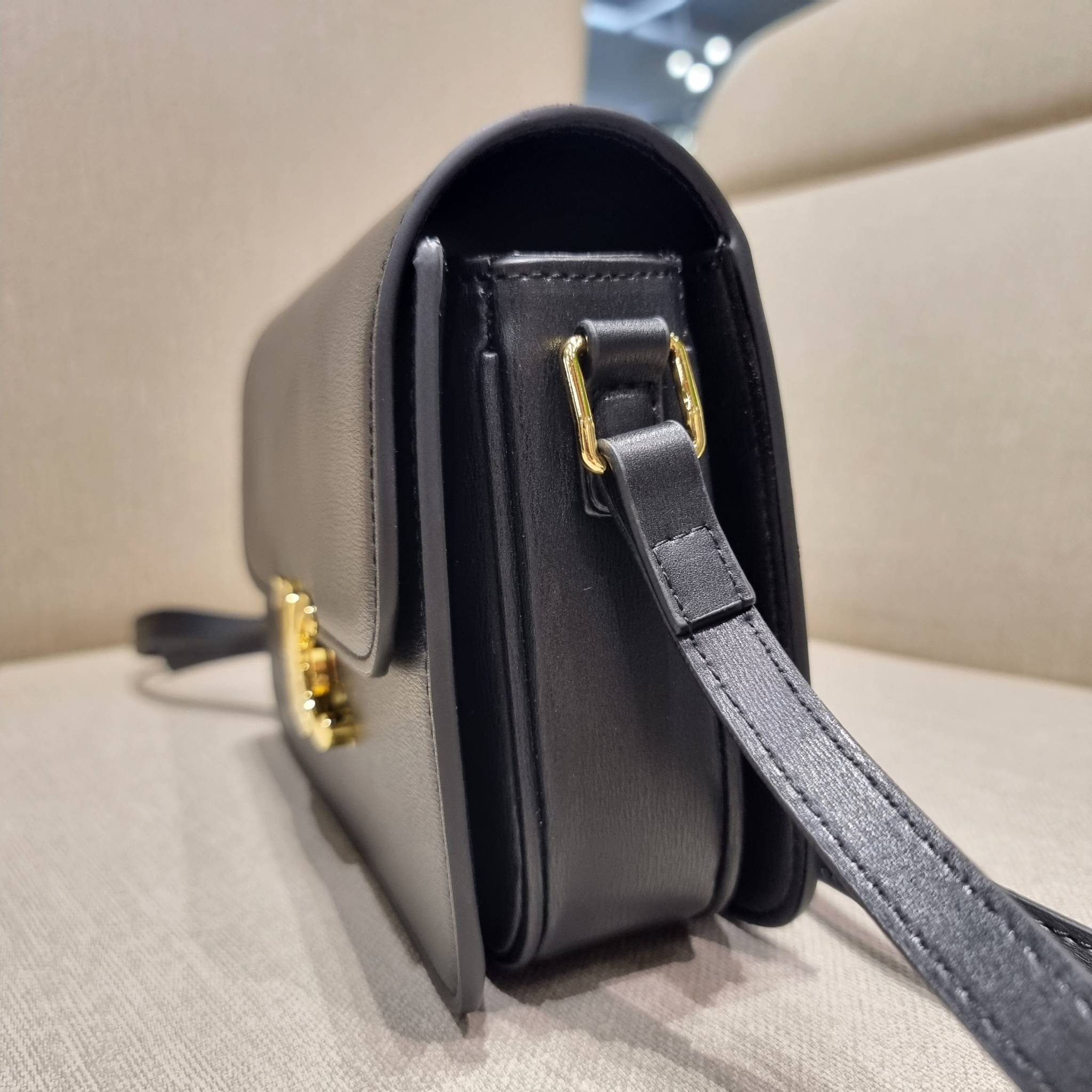 VIP 🥂 CELINE CLASSIQUE TRIOMPHE BAG IN SHINY CALFSKIN ไอเท็มสุดคลาสสิค ที่ขาดไม่ได้ กระเป๋าสะพายทรงสวยคลาสสิค แฝงความผู้ดี ที่ใช้ได้ทั้งชายหญิง วัสดุหนังแท้ เปิด-ปิดด้วยตัวกดล็อค สะดวกใช้มาก ภายในเป็นช่องโล่ง เก็บของได้เป็นสัดส่วน และยังมีช่องซิปใ