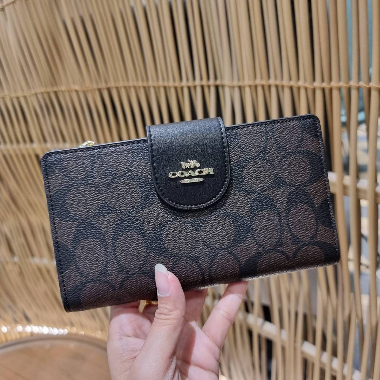 พร้อมส่ง 7 สี COACH C2874 TECH WALLET IN COLORBLOCK SIGNATURE CANVAS จัดให้สีใหม่ก่อนใคร!! ดีไซน์ใหม่ คอลเลคชั่นสวยหรู กระเป๋าสตางค์พร้อมสายคล้องมือ ง่ายต่อชีวิตมากจ้า!! มันดีอะไรเบอร์นี้ ใส่ได้ทั้งบัตร และโทรศัพท์ก็ใส่ได้ทุกรุ่น แถมยังมีช่องซิปแยกไปอีก ช