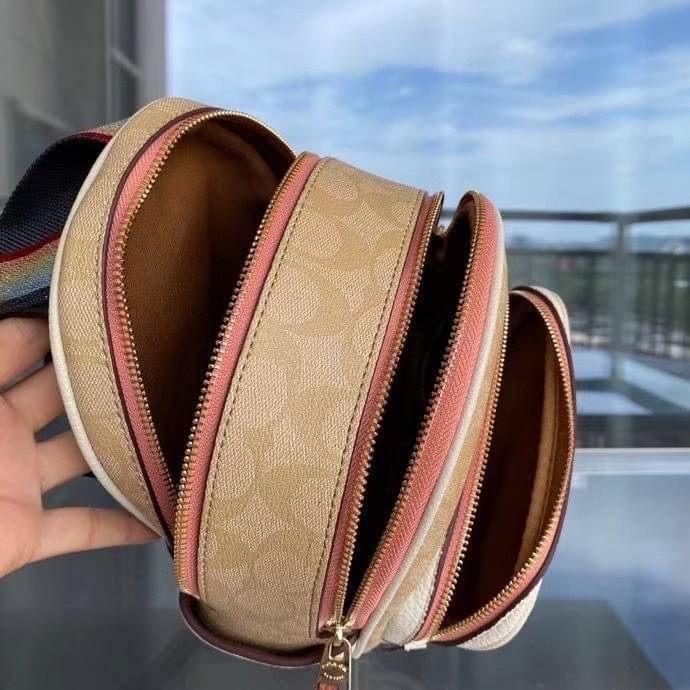 COACH Mini Court Backpack In Signature Canvas With Butterfly / With Radish C8259 C8257 🌈ต่อกันเลย สวยกันก่อน วางน้องไม่ลงเลยจริงๆค่าา😍 พร้อมส่ง! ยังไม่เข้าไทย กับกระเป๋าสะพายหลังแบบมีหูหิ้วในตัว บอกก่อนเลยว่าหนังของน้องทั้งนิ่ม ทั้งสวย อย่