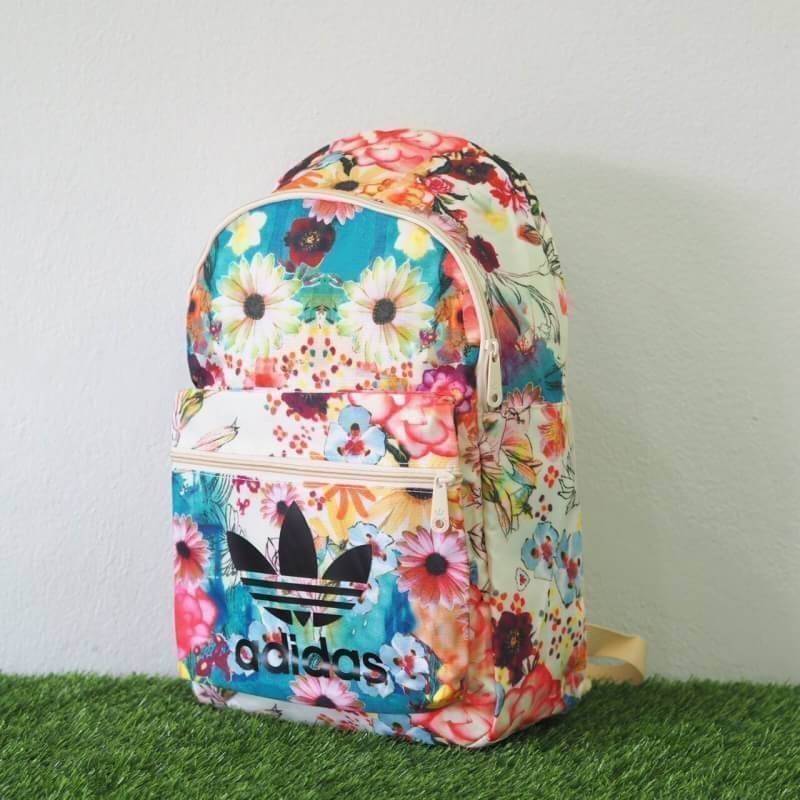 Adidas backpack กระเป๋าเป้สะพายหลัง วัสดุ polyester กันน้ำ ในตัวกระเป๋า มีช่องสำหรับใส่ Notebook , Tablet สายเป้บุนวม สะพายไม่เจ็บค่ะ จะใช้ไปเรียน ไปยิม หรือไปเที่ยวก็เหมาะค่ะ