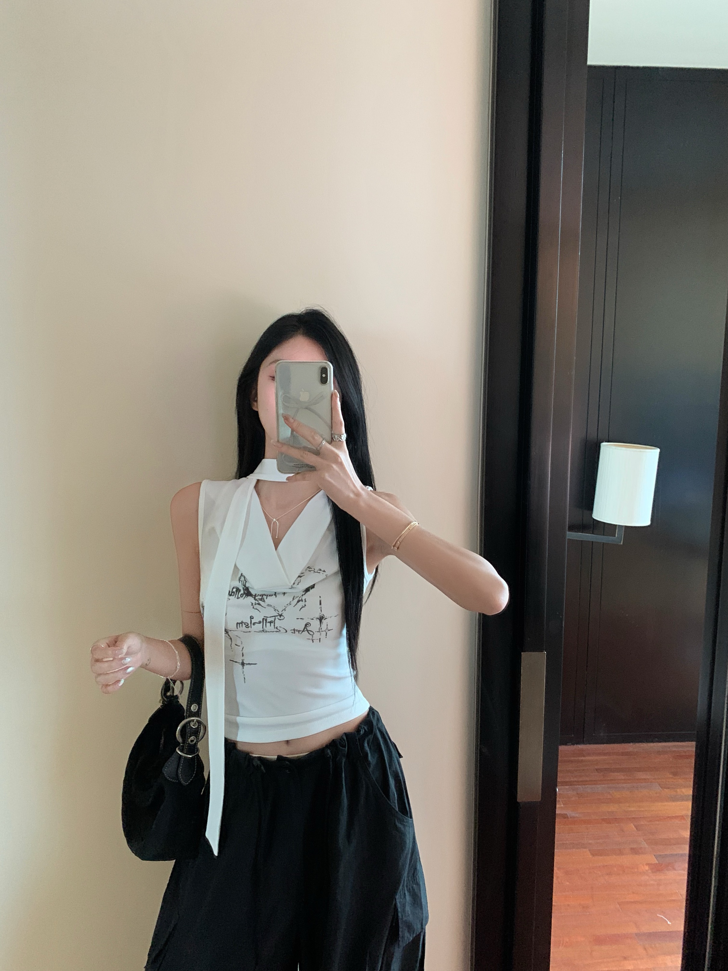 พร้อมส่ง 🍪 Lenore blouse เสื้อยืดแขนกุดสีขาวคอวี (IN38748)