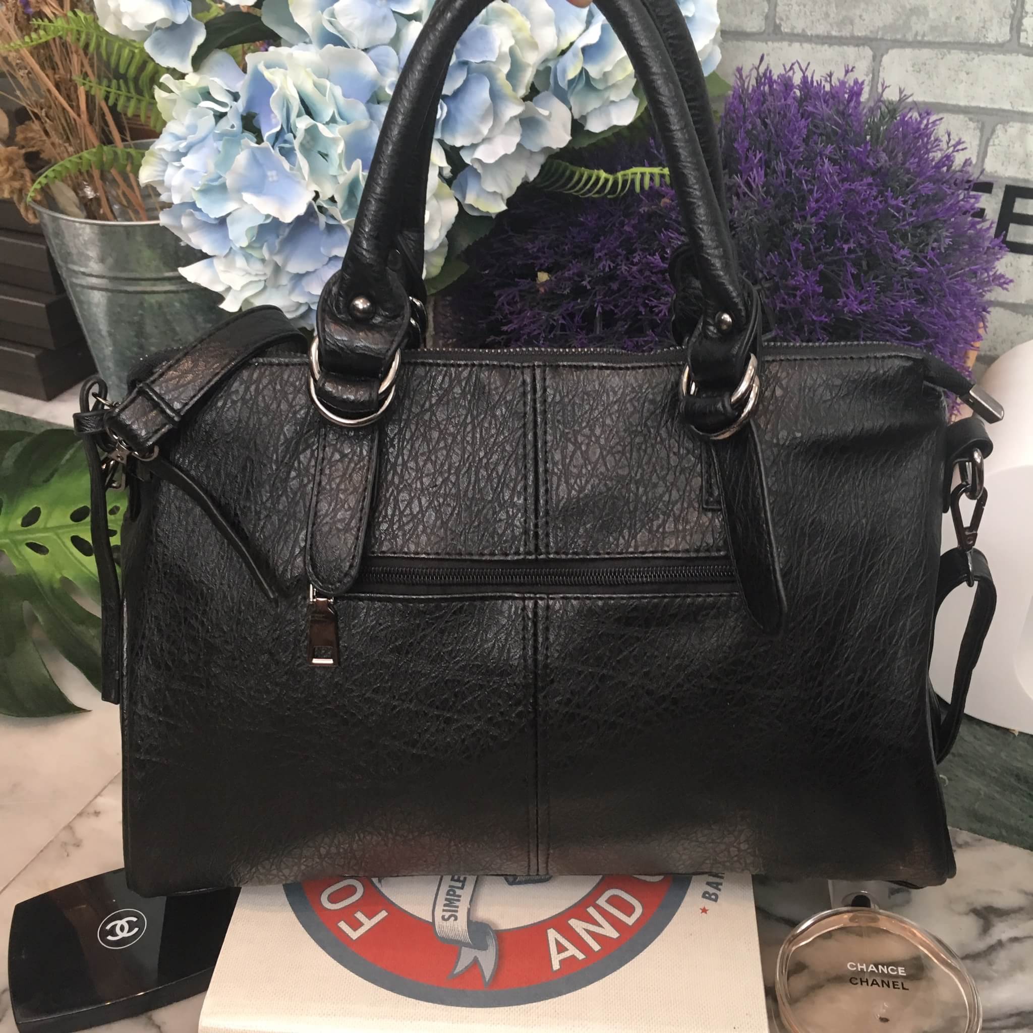 กระเป๋าแฟชั่น KEEP รุ่น Parish hand bag with bear KEEP รุ่น Parish hand bag with bear หนังเนื้อดี นิ่มมาก ลายหนังสวย เนื้อmatte ขนาดกระเป๋ากำลังดี มีช่องย่อยแบ่งเก็บของด้านในเป็นสัดส่วน มีสายยาวสะพายปรับได้ free size มาพร้อมพวงกุญแจน้องหมี