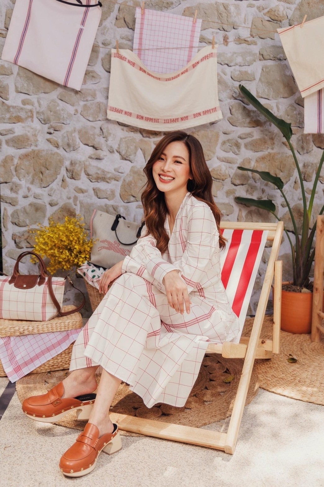 LONGCHAMP LE PLIAGE TORCHON Top handle bag - Red กระเป๋าถือขนาดเล็ก วัสดุผ้าฝ้าย อะไหลเงิน ตัดแต่งด้วยหนังวัวแท้ ผสมผสานแนวคลาสสิกแบบมินิมอลศิลปะการพับกระดาษแบบญี่ปุ่นดั้งเดิม