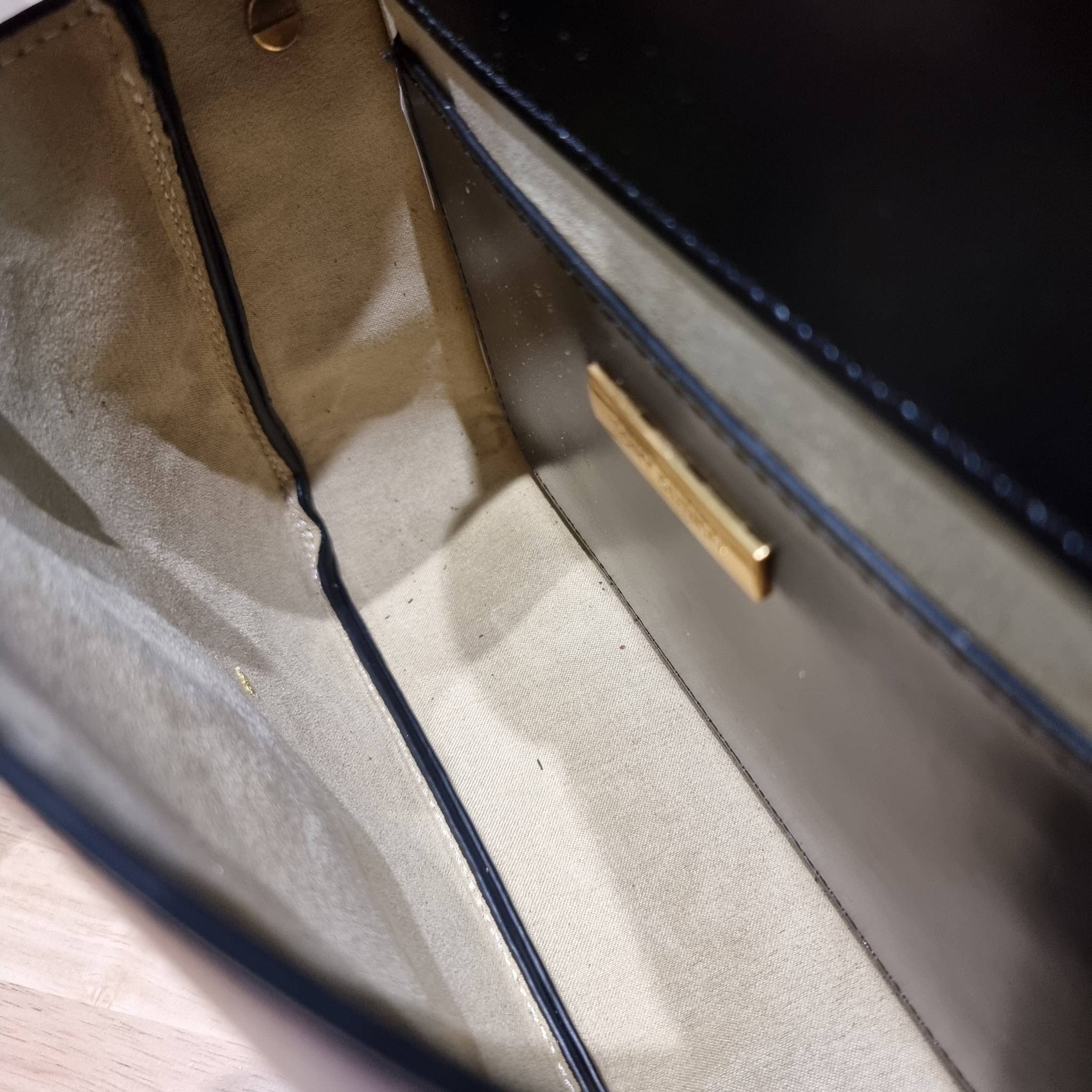 TORY BURCH ROBINSON SPAZZOLATO CONVERTIBLE SHOULDER BAG คอลเลคชั่นใหม่ สวยก่อนใคร ในราคาสุดคุ้ม! กับกระเป๋าสะพายไหล่ ดีไซน์สุดหรู หนังแก้วเงาสวยคม สีผู้ดี รูปทรงใช้งานได้ทุกลุค