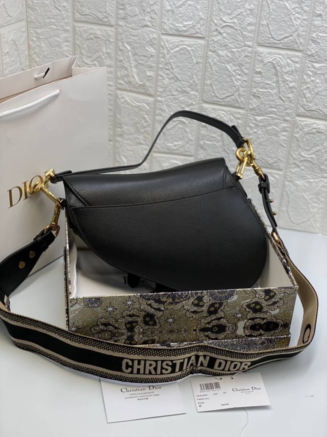 หนังแท้ DIOR SADDLE BAG with strap กระเป๋ารุ่นยอดนิยมตามแบบฉบับแบรนด์ งานออริหนังแท้ทั้งใบ ใช้งานได้ 2 แบบ สะพายยาว CROSSBODY และสายสั้นถือได้เก๋ๆ ลุคนี้คูลสุดๆ เลยค่าา ภาพถ่ายจากสินค้าจริง! สวยมาก พร้อมส่งที่ไทยราคาสุดคุ้ม สาวๆ ห้ามพลาดค่ะ!
