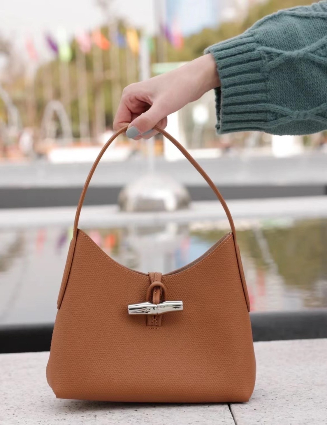 LONGCHAMP ROSEAU Hobo bag กระเป๋าสะพายไหล่ขนาดเล็ก วัสดุหนังวัว อะไหล่เงิน เป็นการผสมผสานสไตล์ที่เรียบง่าย Roseau อันเป็นสัญลักษณ์ใหม่ทั้งหมด เรียบง่าย สะดวกใช้ ประดับด้วยเข็มกลัดไม้ไผ่อันเป็นสัญลักษณ์ของแบรนด์ เรียบหรู แต่ดูดี ในแบบฉบับของ Longchamp ห้าม