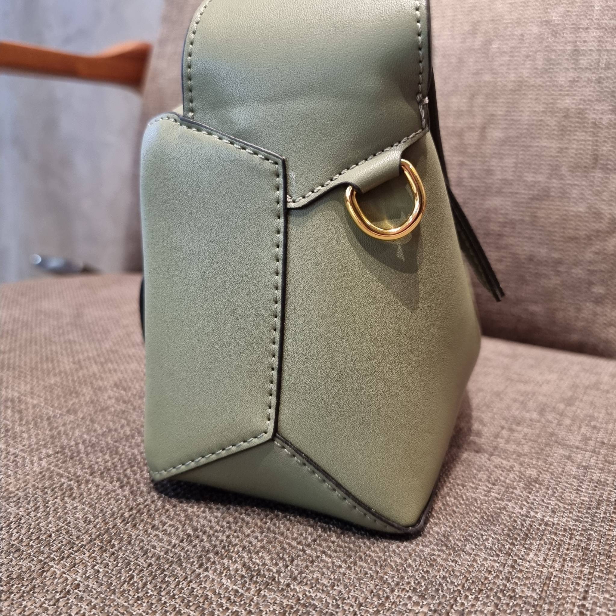 LOEWE PUZZLE HOBO BAG ใหม่ล่าสุด กับแบรนด์ที่มีดีไซน์โดดเด่นเป็นเอกลักษณ์ สวยหรูทุกรุ่นจริงๆ!! กระเป๋าสะพายโฮโบ ทรงสวย สไตล์พัซเซิลคลาสสิค วัสดุหนังวัวฟอกสี นิ่มมือ ฟินมาก!! เปิดใช้งานด้วยซิป ที่ภายในโล่งกว้าง ใส่ของสำคัญได้ครบไม่มีพลาด แบบสบายๆ มาพร้อมสา