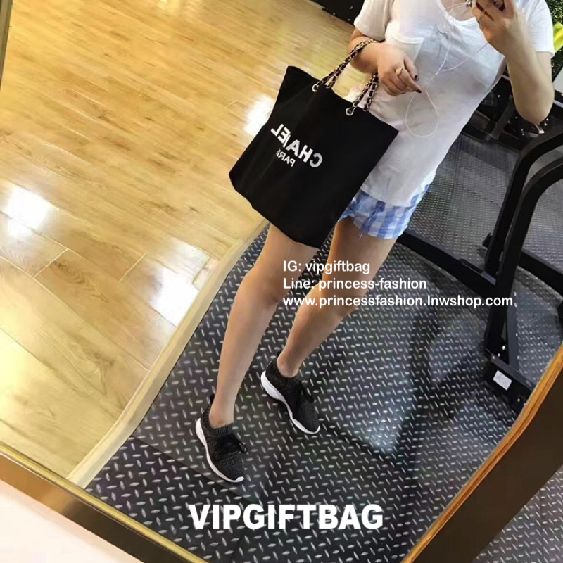 พรีเมี่ยมกิ๊ฟแท้ 100% 🎈กระเป๋า Chanel Canvas Shopping Bag (Gold Chain) กระเป๋าจากแบรนด์ chanel มาอีกแล้วค่า รุ่นนี้ทรงใหญ่จุของได้เยอะมากค่ะ ผ้าแคสวาสทอหนา ตรงอะไหล่ปั๊มโลโก้อย่างดี เป็นทรงกระดุมแม่เหล็กค่ะ ถือแล้วได้ลุคคุณหนูมว๊ากกกกก แนะนำเลยค่า