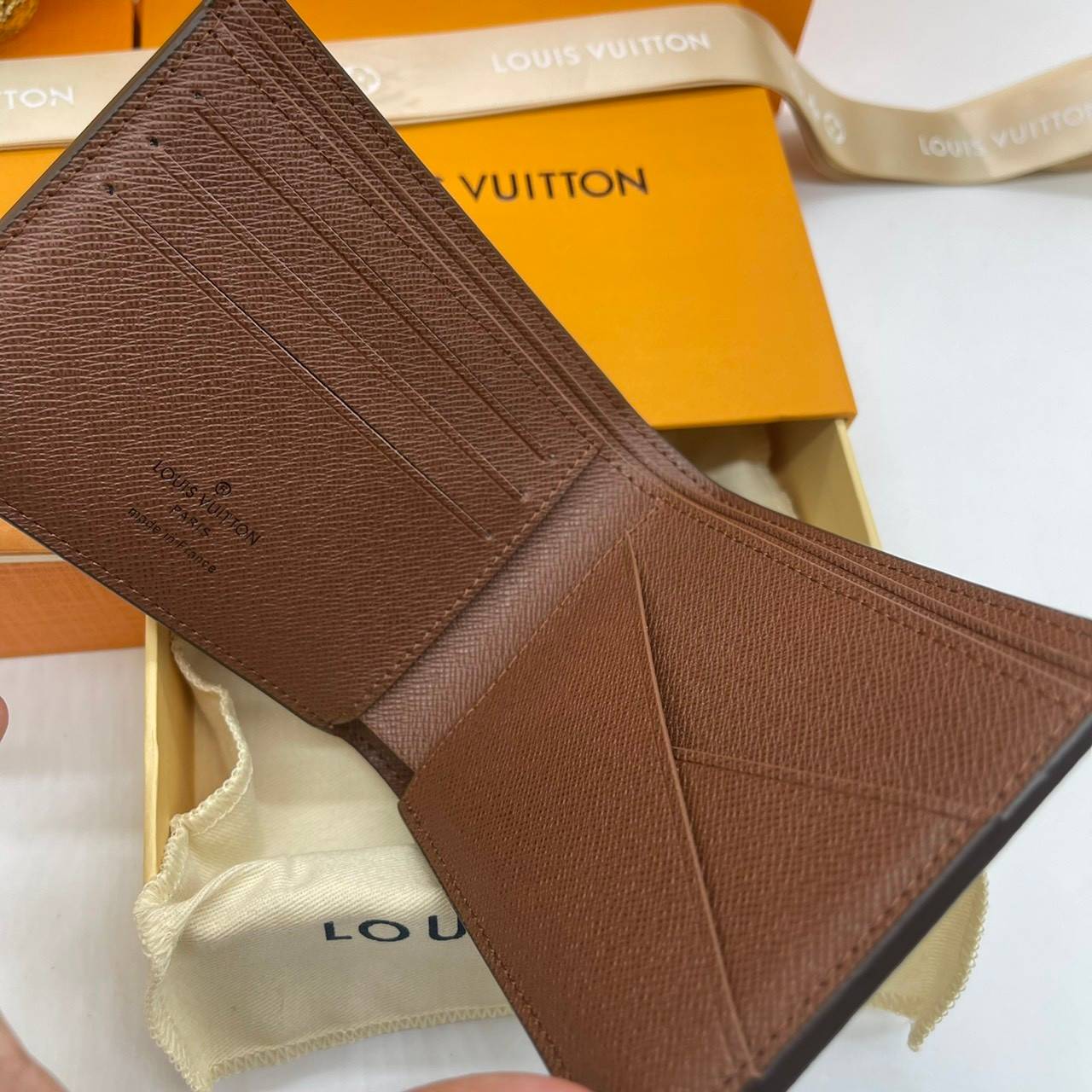 VIP GIFT 】หนังแท้ LOUIS VUITTON MEN WALLET MONOGRAM ฿ DAMIER CANVAS กระเป๋าสตางค์ผู้ชาย รุ่นยอดขายไม่เคยตก ใบจริงดูผู้ดี ดูแพง!! ภายในมีช่องใส่บัตรได้เยอะ ใส่ธนบัตรได้ พร้อมเสิร์ฟถึงบ้าน ซื้อให้คุณหนุ่มๆ รับรองประทับใจไม่ลืมจ้า