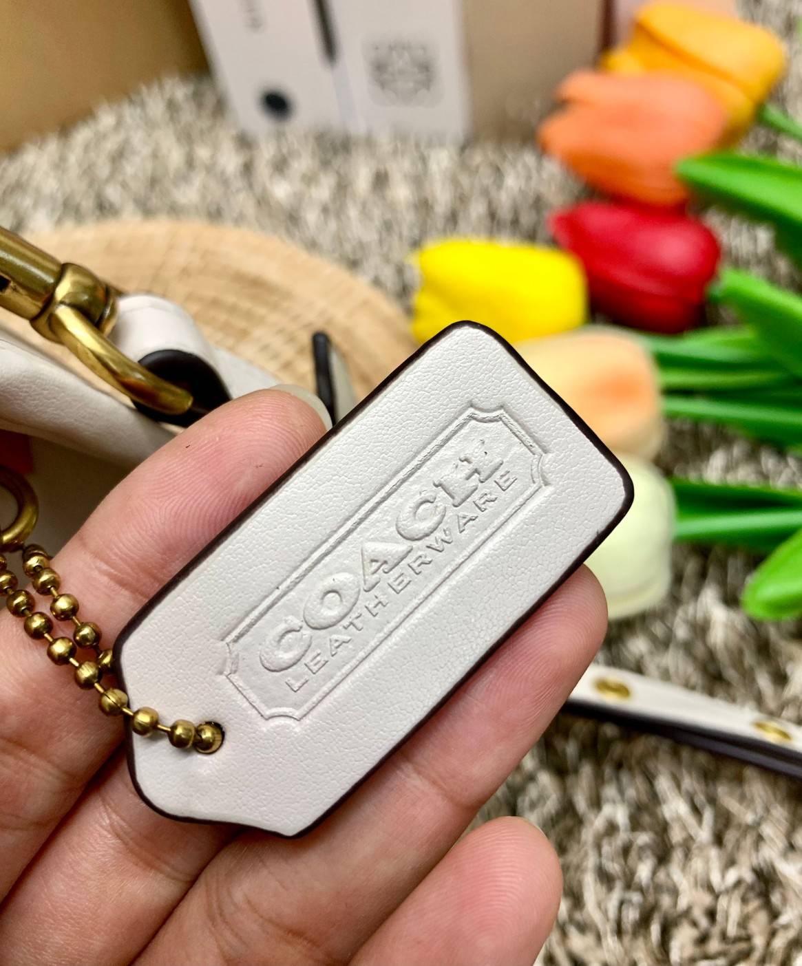 COACH LIMITED EDITION WILLIS TOP HANDLE 18 WITH HEART PRINT ((c3919)) พร้อมส่งที่ไทย ได้ไปหลงรักแน่นอนค่ะ! กระเป๋าหิ้วหรือสะพายข้าง หนังแท้นิ่มสวยงาม ❤️จุดเด่นคือตัวกระเป๋าปริ้นลายหัวใจทั้งใบ ดูหวานน่ารักมากๆค่ะ เปิดปิดกระเป๋าแบบหมุนล็อค ภายในมีช่อ