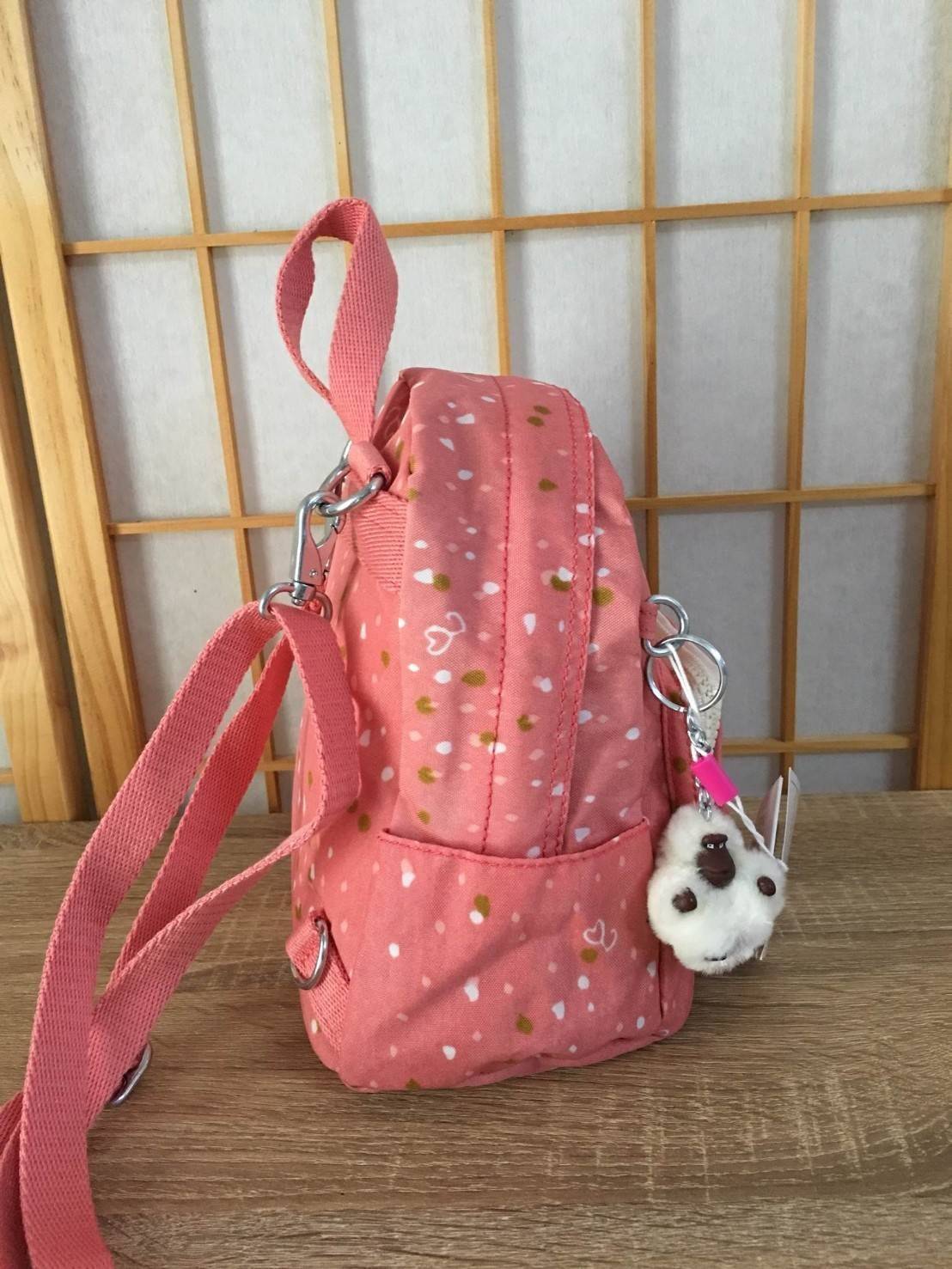 Kipling Mini K12673 กระเป๋าขนาดมินิ ใช้งานได้ถึง 3 แบบ ปรับเป็นเป้สะพายหลัง สะพายข้าง และมีหูหิ้ว ลวดลายสวยน่ารัก มีช่องเก็บหลายช่องแยกเก็บของจุกจิก ด้านข้างมีช่องโล่งไว้ใส่ของที่ต้องหยิบใช้บ่อยครั้ง สะพายได้กับสาวทุกลุคเลยค่ะ ไม่ควรพลาดเลยค่ะรุ่นนี้รีบจอ