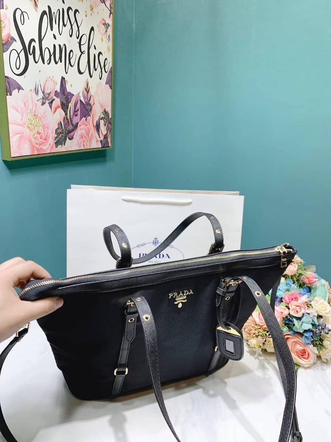 Best Price! & Hot item! สุดคุ้ม 👏👏 งานใบใหญ่ **ใส่ของจุใจ จากงานพรีเมี่ยมกิ้ฟ จากเคาเตอร์ต่างประเทศคะ แบรนด์ PRADA เป็น กระเป๋าผ้าไนล่อน ตามแบบฉบับของแบรนด์เลย หลงรักเลยคะ สะพายไหล่ได้ ถือก็สวยๆ ใช้แล้วสวยมากๆ ใส่ของได้เยอะเว่อร์ คุ้มราคา 