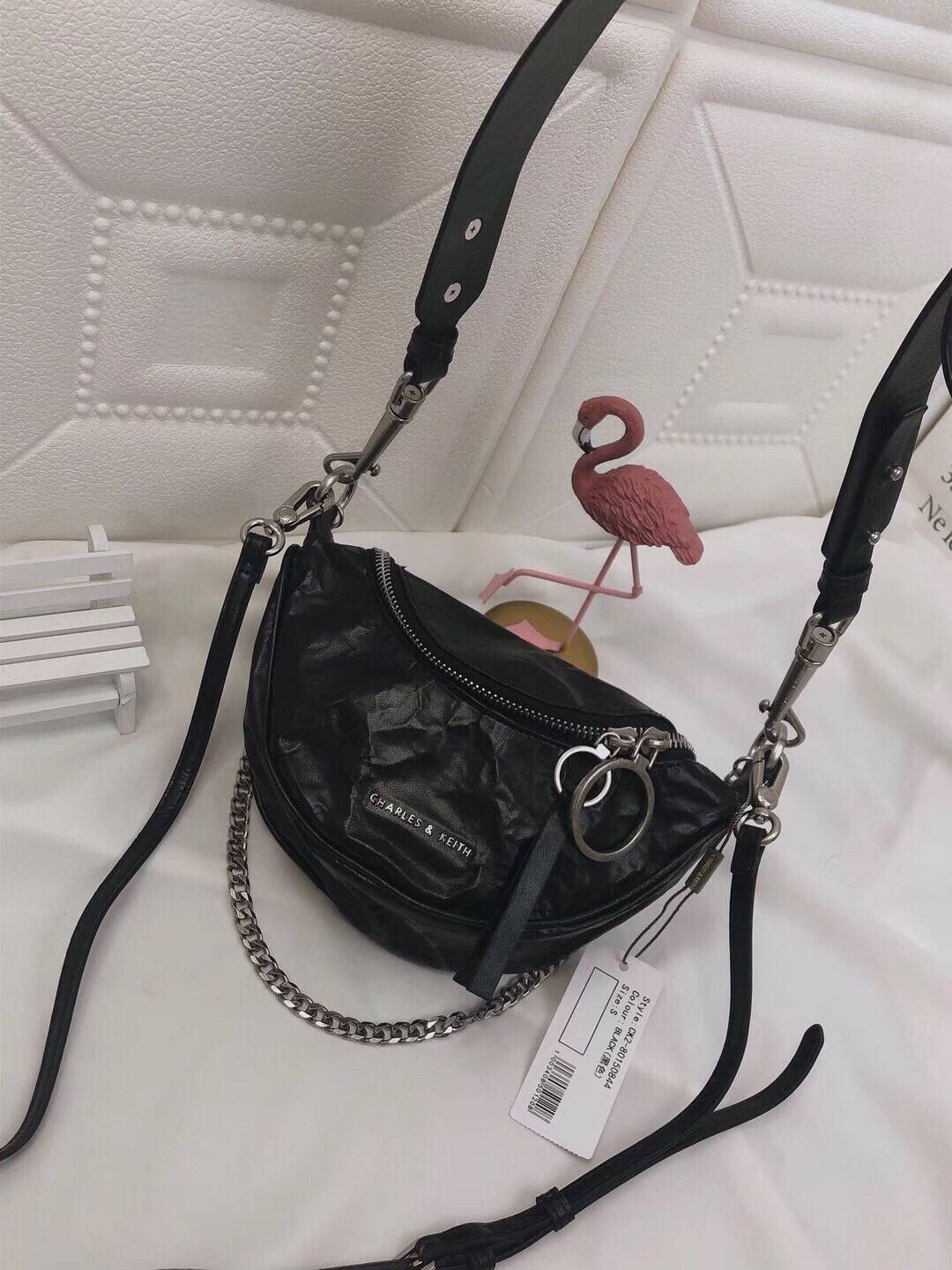 CHARLES & KEITH WRINKLED EFFECT RING ZIP TASSEL CROSSBODY BAG กระเป๋าสะพาย/คาดเอว/คาดอกรุ่นใหม่ล่าสุด เปิด-ปิดด้วยซิป ภายในโล่งกว้างมีช่องเล็กใส่บัตร จุของได้เยอะดีไซต์เก๋ไม่ซ้ำใคร สามารถสะพายได้หลายแบบไม่จำเจ ราคาสุดคุ้มห้ามพลาดค่ะ