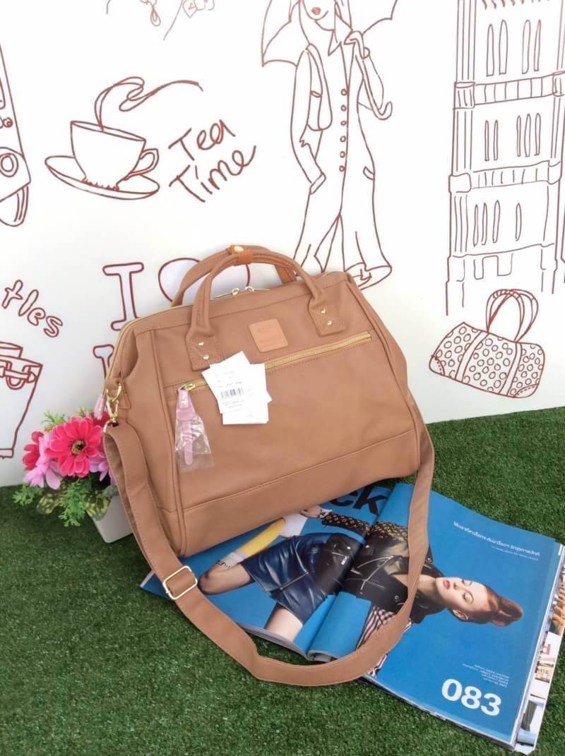 ANELLO 2 WAY PU LEATHER BOSTON BAG รุ่นใหม่ล่าสุดจากแบรนด์ที่ทุกคนต้องรู้จัก รุ่นนี้วัสดุคือหนังpu แบบนิ่มและน้ำหนักเบา กันน้ำได้ สะพายเป็นทรงcrossbodyสายยาวปรับได้ฟรีไซส์ถอดออกได้ หรือจะถือก็สวยเเก๋ ปากกระเป๋ามีโครงเป็นเอกลักษณ์จุดเด่น หูจับมีตัวล้อคด้วย