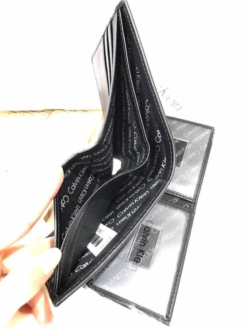 พร้อมส่งเซตสุดคุ้ม! Value Pack Limited Edition จาก Calvin Klein Jeans ซื้อ1ได้ถึง3! ทั้งกระเป๋าสตางค์+ที่ใสนามบัตร+พวงกุญแจเข้าชุดขนาดกำลังดีพกพาสะดวก ภายในกระเป๋าสตางค์มีทั้งช่องใส่รูปใส่บัตร มีช่องใส่ธนบัตรแยกสองช่องเป็นสัดส่วน name card pocket สามารถเเ