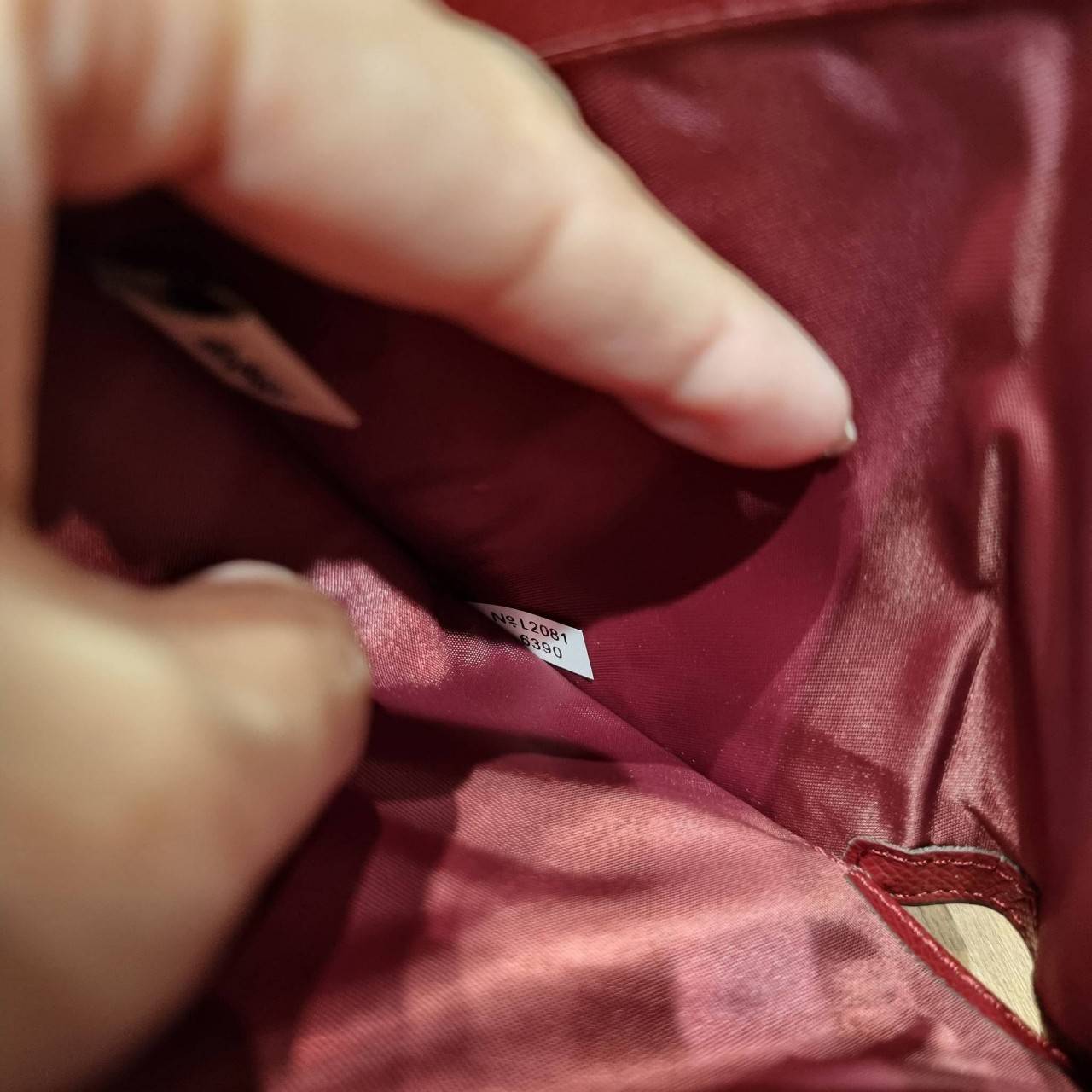 COACH 6390 MEDIUM CORNER ZIP WALLET เดอะเบสท์รุ่นที่สาวๆตามหา!! ดีไซน์ใหม่ สวยสะกด!! กระเป๋าสตางค์ใบกลาง สีคลาสสิค เรียบแต่แฝงความหรู บอกเลยว่ามันละมุนมาก!! ด้วยวัสดุหนัง crossgrain ที่ดูแลรักษาง่าย และยังดูผู้ดี ถือใช้แล้วขับผิวทุกสี ภายในมีช่องใส่บัตรแล