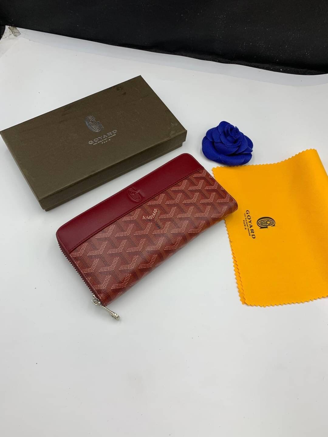 VIP GIFT 】GOYARD round zipper Matignon Long Wallet กระเป๋าสตางค์ซิปรอบใบยาว พร้อมส่ง 6 สี เหมาะกับการใช้งานทุกรูปแบบ นอกจากเพิ่มความมั่นใจแล้ว ยังทำให้ชีวิตของเราง่ายขึ้นอีกด้วย โดยการเปิดปิดแบบซิปรอบ สามารถใส่ธนบัตร เหรียญ บัตรต่างๆได้หลายใบเลยทีเดียว ขน