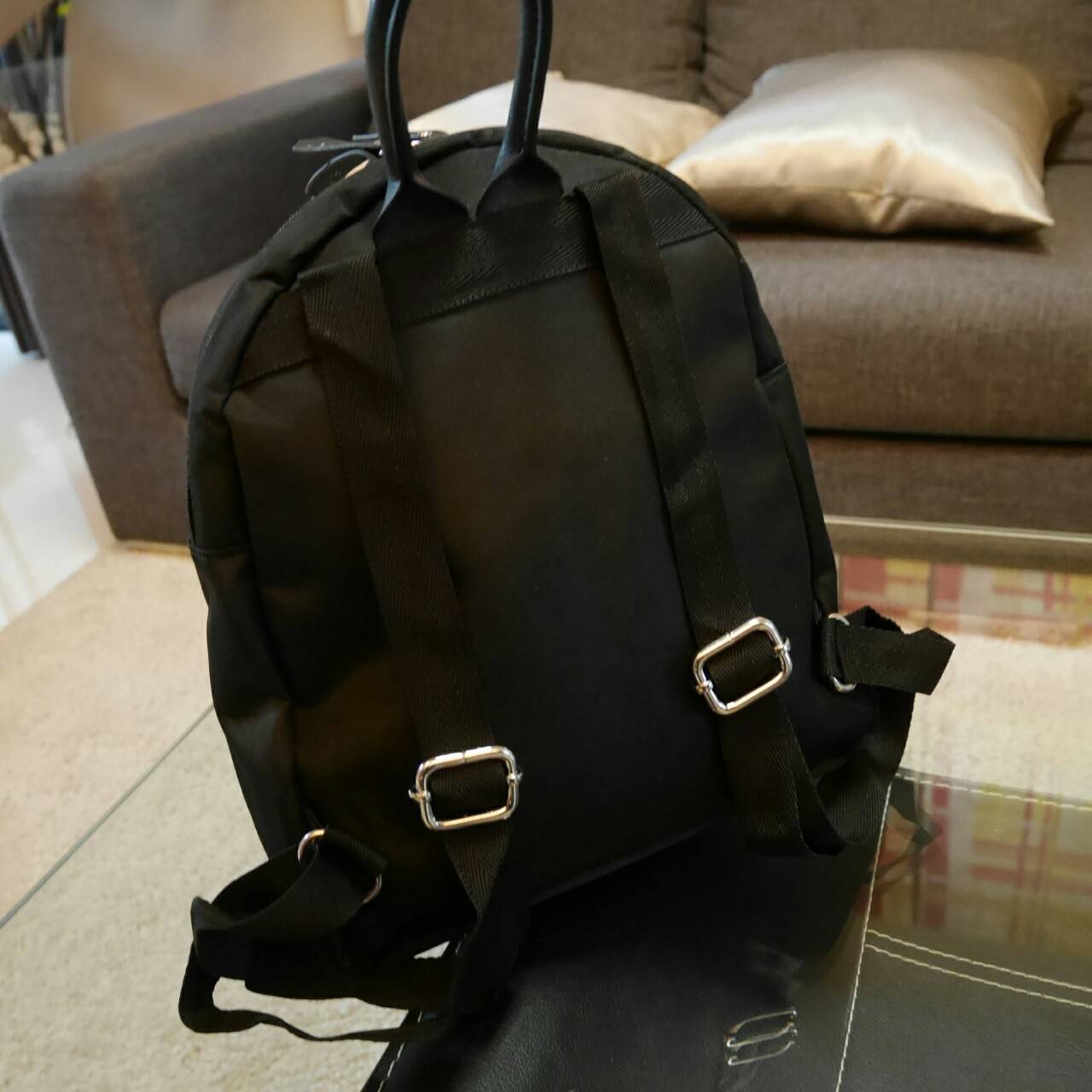 ุ่นที่หลายคนรอคอย! พร้อมส่งที่ไทยคะ CHANEL GABRIELLE VIP BACKPACK กระเป๋าเป้ดีไซน์เก๋จากงาน VIP GIFT แบรนด์ดังอย่างชาแนล ตัวกระเป๋าทำจาก NYLON เต็มใบ กันน้ำได้ ด้านในจุของได้เยอะ มีช่องซิปแยะอีกช่อง สายสะพายยาวปรับได้ ด้านหน้าสกรีนโลโก้สวยงามค้า จะสะพายทั