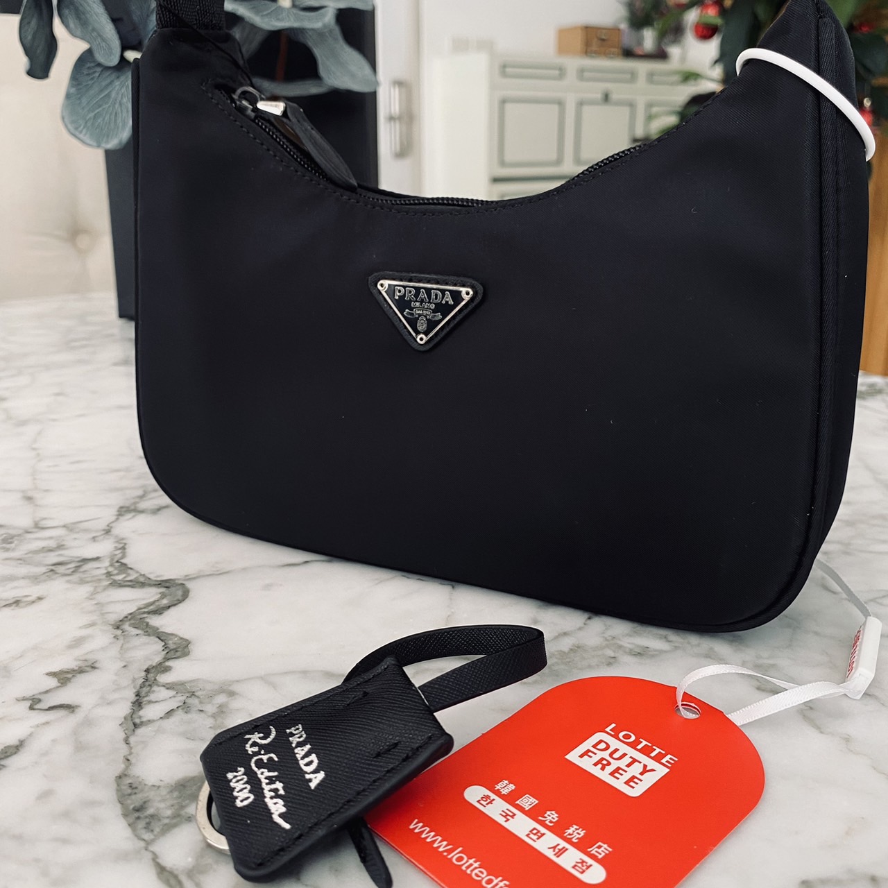 Prada Nylon Shoulder Bag / Re-Nylon Prada Re-Edition 2000 mini-bag กระเป๋าสะพายไหล่ผ้าไนล่อน เรียบแต่หรู คูลแต่เท่ห์ ยกให้ใบนี้ตลอดกาลเลยค่า