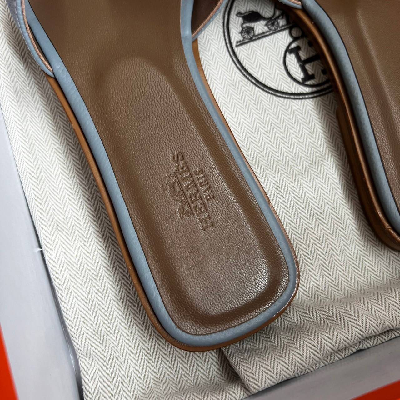 หนังแท้ Hermes sandal Epsom leather รองเท้าแตะงานสั่งตัตใช้สลับแท้ เกรดออริจินอล 1:1 เกรดเหมือนสุด มี series code ทุกคู่ งานตัดเย็บปราณีตละเอียด ใส่สบาย ไม่ลื่น ใช้ทนนาน เกรดนี้คุ้มมาก ไม่ผิดหวังค่ะ ภาพสินค้าถ่ายจากงานขายจริง ใช้งานต่างประเทศได้