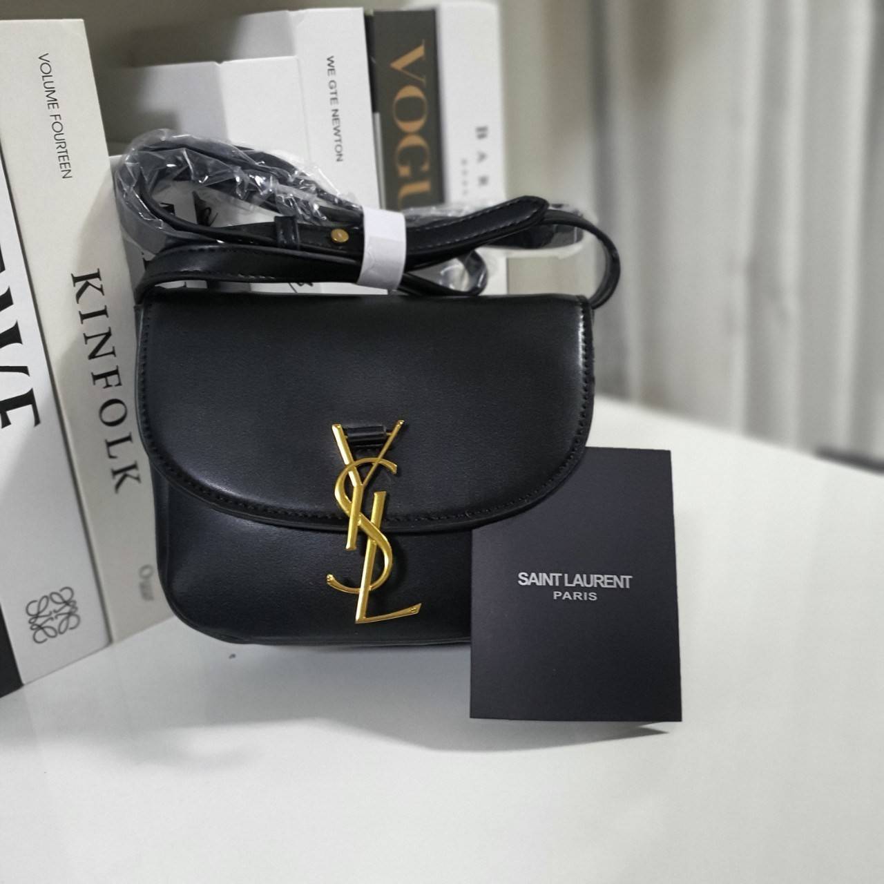 VIP 】YVES SAINT LAURENT YSL BAG VIP GIFT WITH PURCHASE (GWP) พรีเมี่ยมกิ้ฟ Limited Edition จาก YSL DUTY FREE COUNTER วัสดุหนังPu ทรงสี่เหลี่ยมหนังสวยหรูอยู่ทรงเปิดปิดด้วยฝาปิดโลโก้แบรนด์อะไหล่ทองวินเทจ ภายในโล่งมีช่องหลัก และช่องใส่บัตรสามารถใส่มือถือของใ