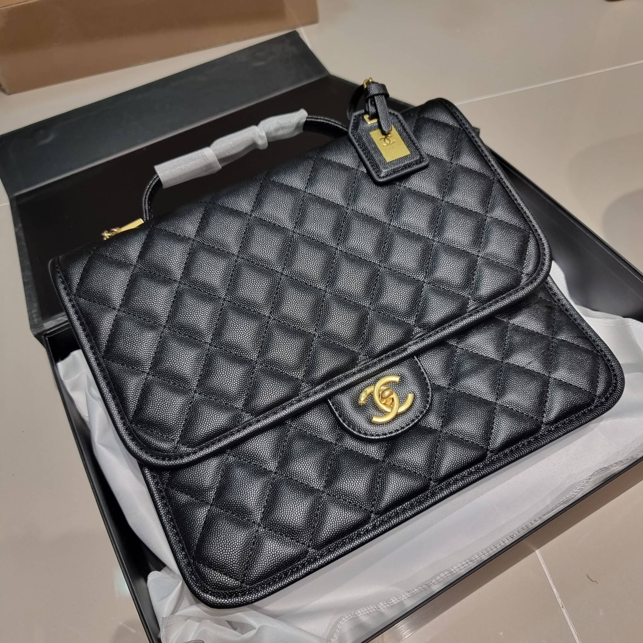 Chanel 22k backpack ที่สุดของไอเท็มที่ตัวแม่ยังต้องมี กับกระเป๋าสะพายทรงเป้ ดีไซน์สุดชิค รูปทรงสวยเป็นเอกลักษณ์ ใบใหญ่จุของคุ้ม สะพายออกทริปไปเที่ยวได้สบายๆ วัสดุหนังลายคาเวียร์ ผิวสัมผัสดี