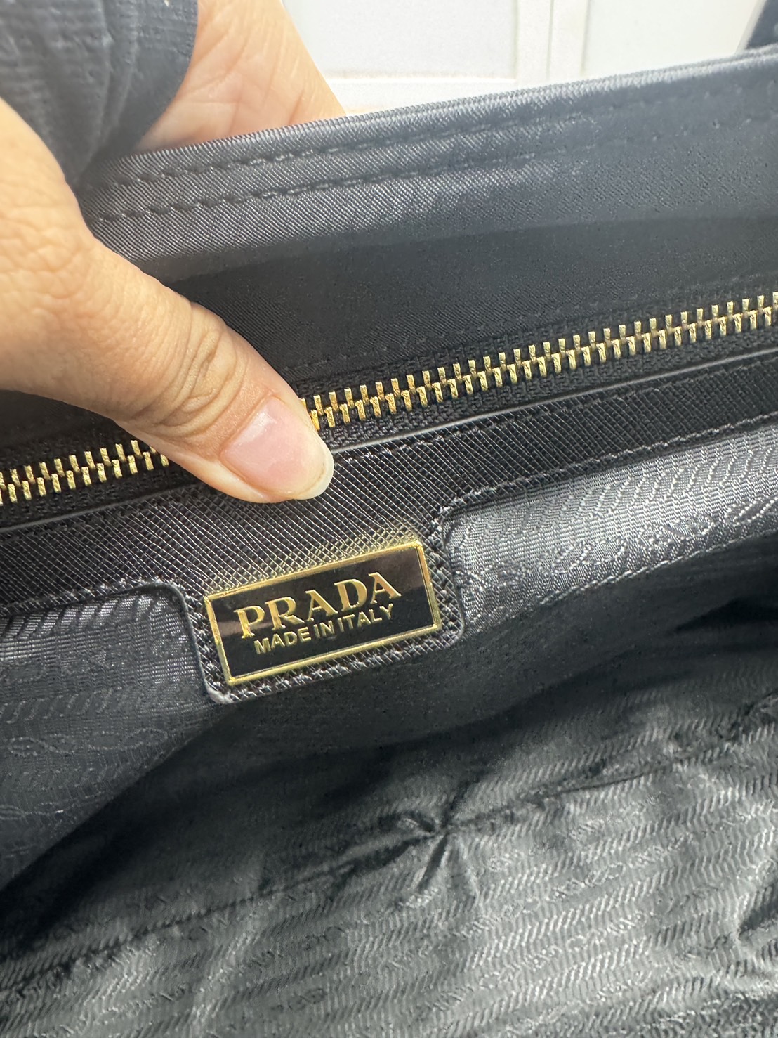 ORI หนังแท้ | Prada Re-Edition 1978 Tote Bag กระเป๋าสะพายทรงโท้ทใบใหญ่เรียบหรู งานผ้าไนลอนมีเสน่ห์เหนือกาล ดีเทลหนัง Saffiano หรูหราช่วยเติมเต็มแอกเซสซอรีที่มีพื้นที่ใช้สอยมากมายใบนี้ให้ลงตัว