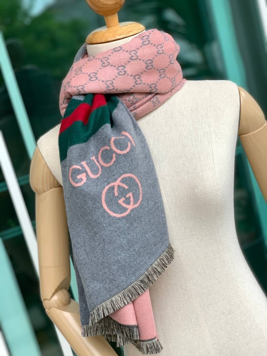 Gucci Pattern Logo Cashmere Shawl Scarf แบรนด์ดังจากประเทศอิตาลี ด้วยงานพรีเมี่ยมกิ้ฟ ส่งมอบความรู้สึกดีๆให้กับคนที่คุณรัก ในรูปแบบผ้าพันคอและผ้าคลุมไหล่ผืนใหญ่สีสันไม่ฉูดฉาด เหมาะกับชุดที่เป็นทางการหรือลำลองก็ได้ เป็นผ้าที่ให้ความอบอุ่น ถักทอด้วยผ้าcashm
