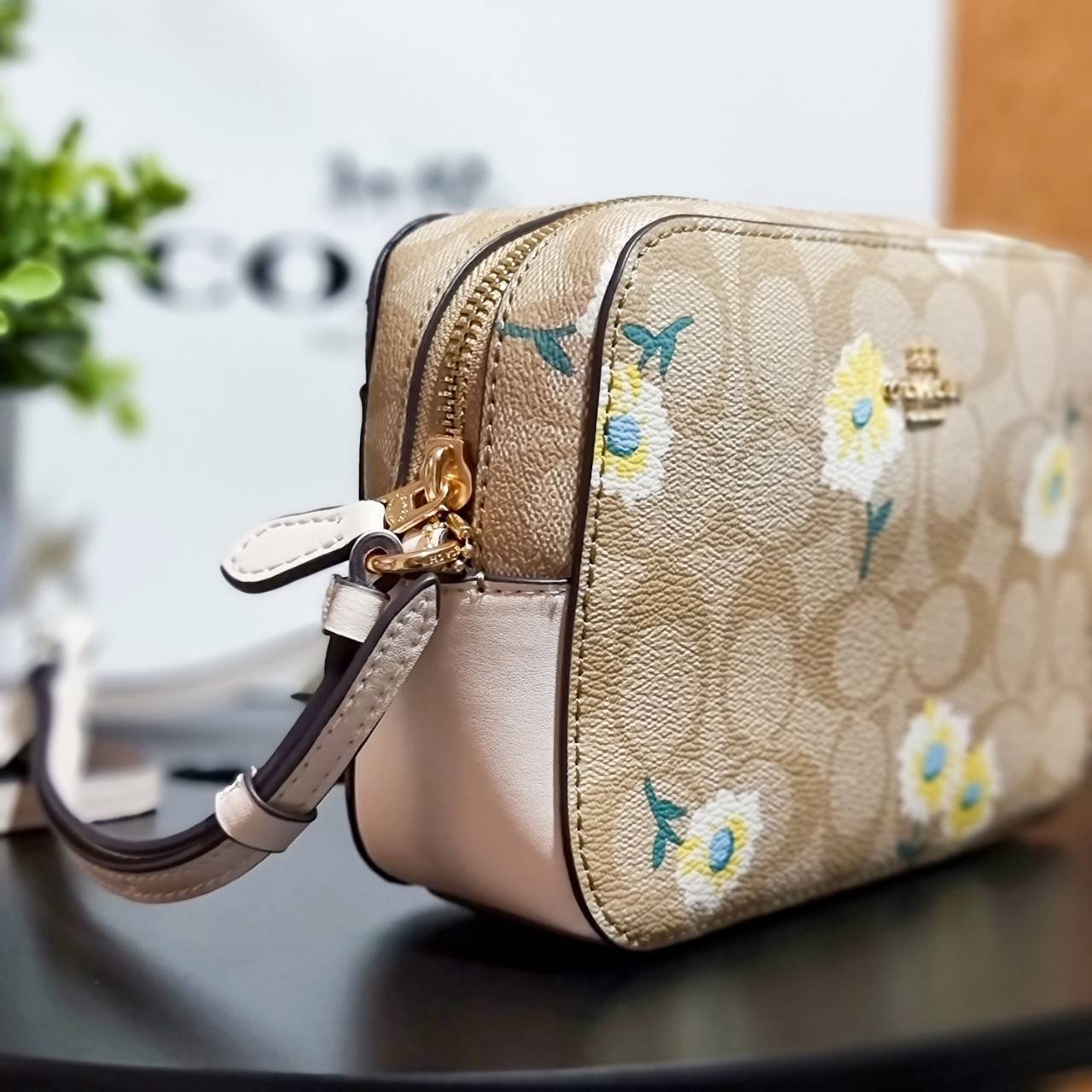 COACH C3354 MINI CAMERA BAG IN SIGNATURE CANVAS WITH DAISY PRINT คอลเลคชั่นใหม่ เอาใจสายหวาน!! กระเป๋าสะพายข้างไซส์มินิ ทรงสวยกำลังดี ดีไซน์ตกแต่งลายดอกเดซี่ คิ้วท์แบบไม่มีใครเกินแน่นอน วัสดุหนังแคนวาสเคลือบลาย เปิด-ปิดด้วยซิป สายสะพายปรับได้ตามตัว ภายในม