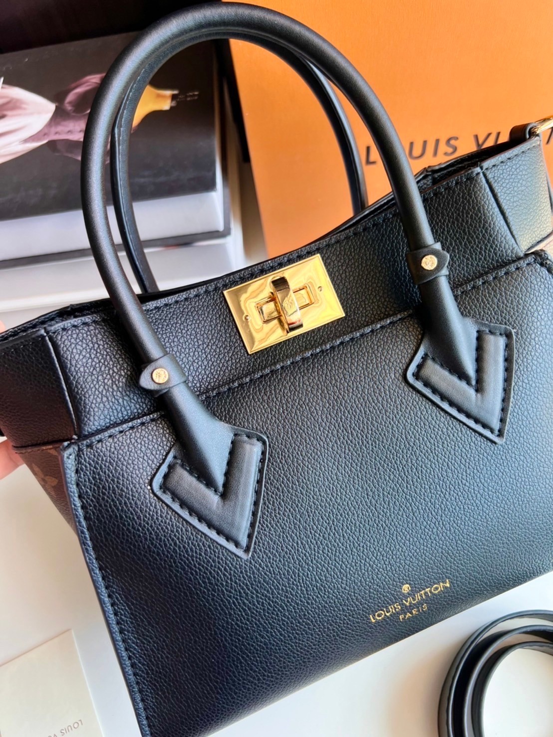 หนังแท้ LV On My Side PM กระเป๋าโท้ทขนาดกะทัดรัดที่ผลิตจากหนังลูกวัวเนื้อนุ่ม เกรดออริจินอล ภาพสินค้าถ่ายจากงานขายจริง ใช้งานต่างประเทศได้