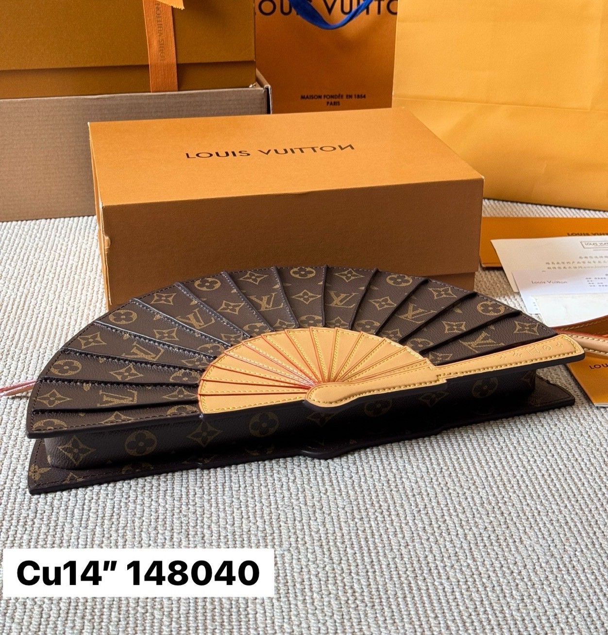 LV Fan Bag กระเป๋าสะพายดีไซส์รูปพัด ใหม่ล่าสุด โดดเด่นไม่เหมือนใคร เปิดตัวบนรันเวย์แฟชั่นโชว์คอลเลกชันประจำฤดูกาล Spring-Summer 2025 ตกแต่งดีเทล Monogram Flower