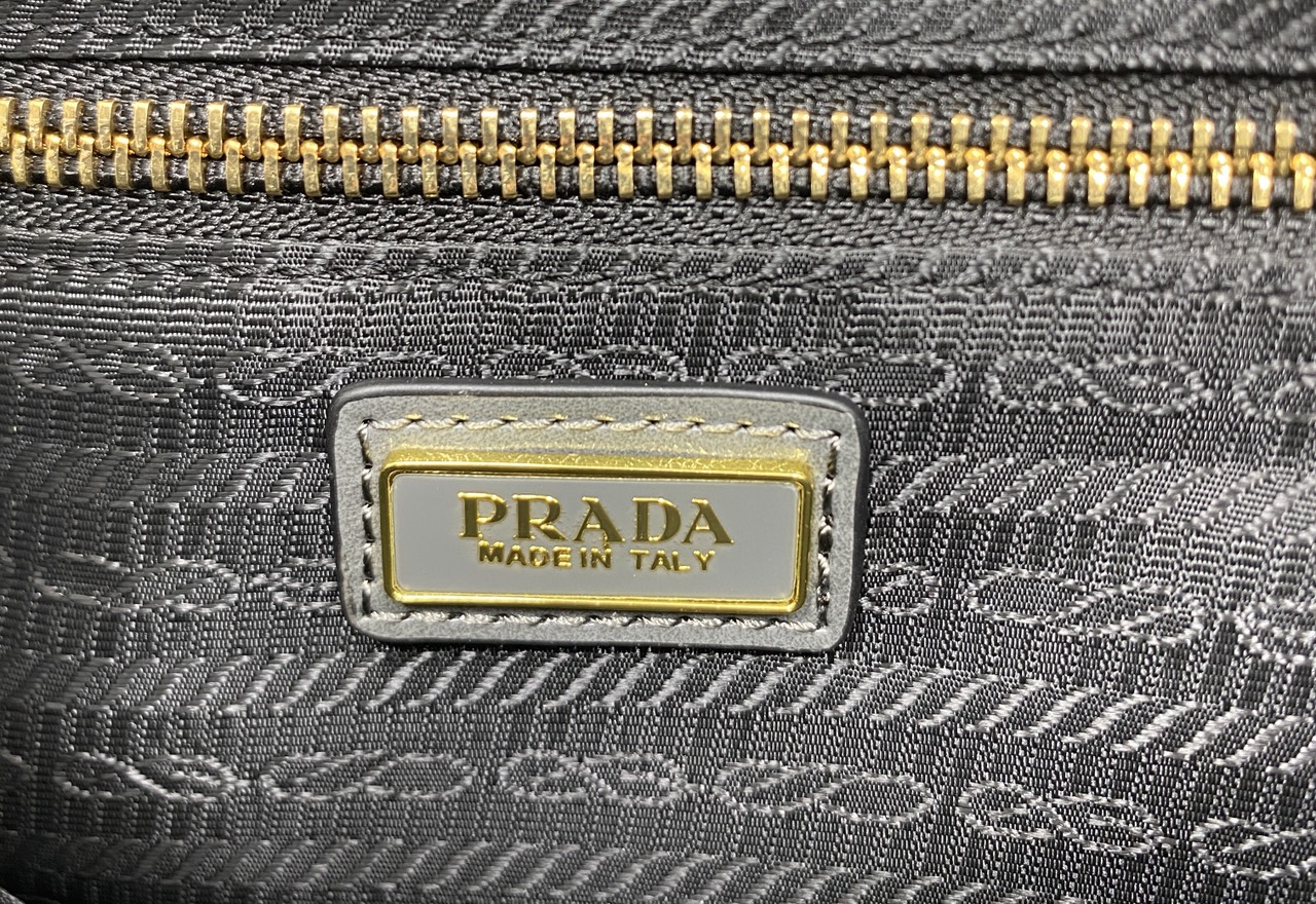 ORI หนังแท้ | Prada Bonnie Large Sueded Handbag Cinnamon 38cm กระเป๋าสะพายทรงโท้ทใบใหญ่ งานหนังกลับโทนสีน้ำตาล โดดเด่นด้วยดีไซน์ที่เน้นความประณีตแต่ใช้งานได้จริง