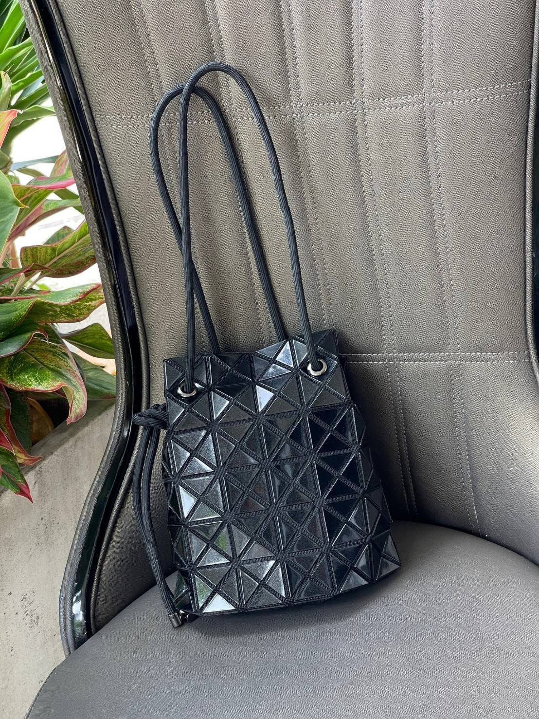 Baobao Issey Miyake Wring Small Bag กระเป๋าสะพายครอสบอดี้พร้อมสายรูดเปิดปิด สามารถปรับความยาวของสายได้ตามสไตล์ความชื่นชอบ ด้วยดีไซน์ทรงน่ารัก เหมาะสำหรับให้สาวๆหยิบใช้ในวันสบายๆ แต่เต็มเปี่ยมไปด้วยความคล่องแคล่ว ไฮไลต์ของซีซั่นนี้คือกระเป๋าที่มาพร้อมกับเช