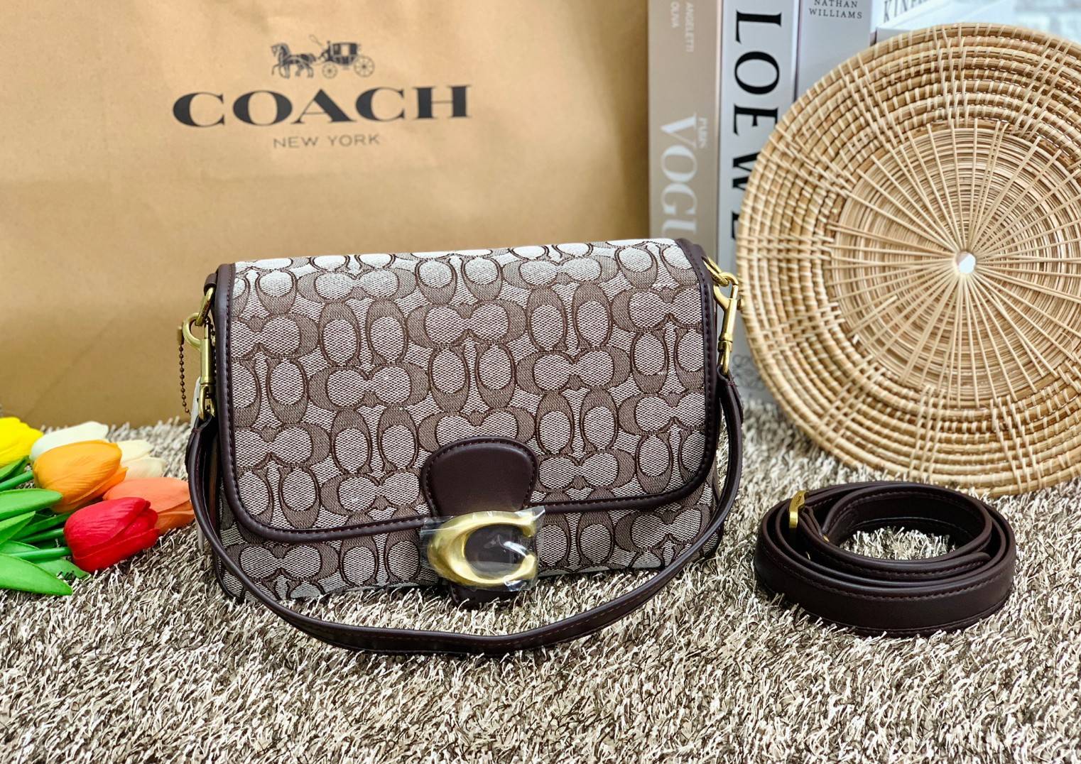 สวย คลาสสิคมากๆจ้าา COACH SOFT TABBY EUROPEAN CLASSIC UPGRADE PORTABLE BAG((C4821)) พร้อมส่งทันทีค่ะ สินค้าออกใหม่!! กระเป๋าหิ้ว//สะพายข้างได้ สุดคุ้ม! วัสดุ jacquard+หนังแท้ ได้สวยงาม คลาสสิคมากๆค่ะ น้ำหนักเบา เปิดปิดแบบกระดุมแม่เหล็กเป็นอะไหล่โลโก้แบรนด