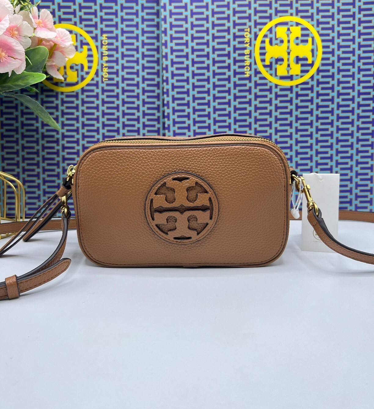 TORY BURCH Miller Mini Crossbody Bag / TORY CAMERA BAG / TORY BAG พร้อมส่ง 5 สี กระเป๋าสะพายใบเล็กมินิมอลในรูปทรงใหม่ที่คล่องตัว