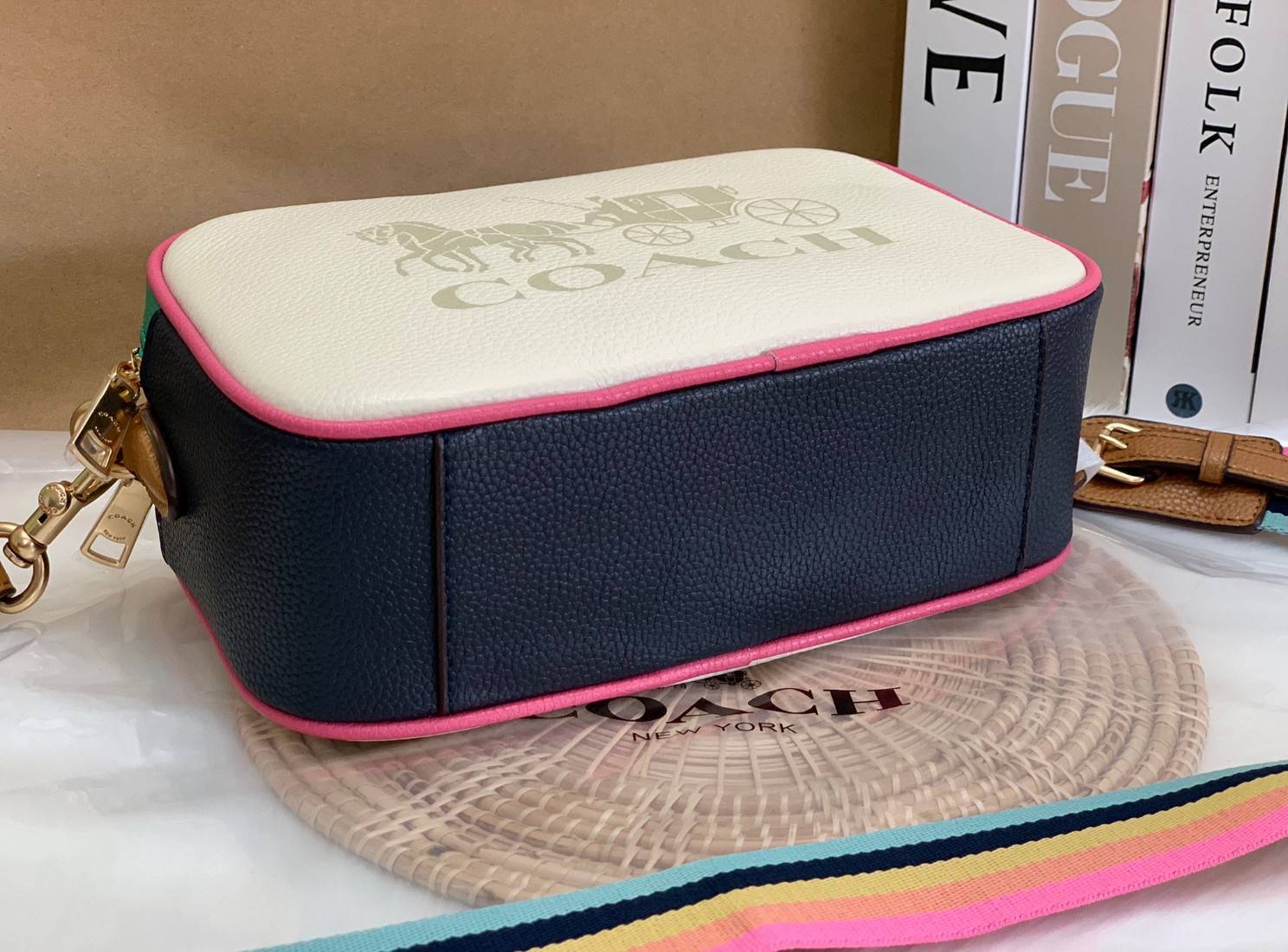 COACH JES CROSSBODY IN COLORBLOCK((72704)) พร้อมส่งอีกครั้ง ห้ามพลาดก่อนหมดค่ะ! กระเป๋าสะพายข้าง//หรือครอสบอดี้ร์ หนังแท้นิ่ม ลายหนังสวยงาม ด้านหน้ามีโลโก้แบรนด์แบบรถม้าเก๋ไก๋ค่ะ มี2ช่องซิปหลักให้ใส่ของ;สามารถใส่กระเป๋าเงินใบยาวได้;ของอื่นๆได้หลายอย่างเลย