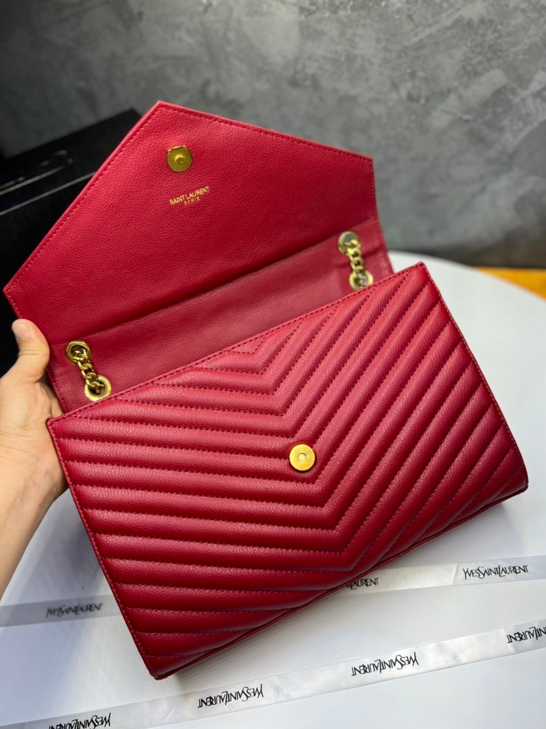 หนังแท้ YSL college large chain bag in quilted leather 30cm กระเป๋าสะพายใบใหญ่ ดีไซน์ทรงสวยหรู ตอบโจทย์ได้ทุกสไตล์ ภาพสินค้าถ่ายจากงานขายจริง ใช้งานต่างประเทศได้