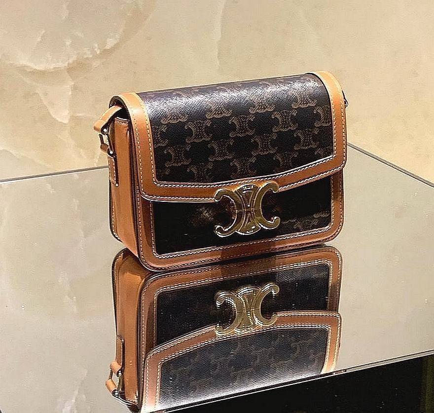 พรีเมี่ยมกิ๊ฟแท้ 100% 】CELINE TRIOMPHE CROSSBODY BAG VIP GIFT WITH PURCHASE-GWP พรีเมี่ยมกิ๊ฟ Limited จาก CELINE PERFUME DUTY FREE COUNTER วัสดุ TRIOMPHE CANVAS & LEATHER ทรงเหลี่ยมหนังสวยหรูอยู่ทรงเปิดปิดด้วยฝาปิดโลโก้แบรนด์อะไหล่ทอง ภายในมีช่องหลักและช่