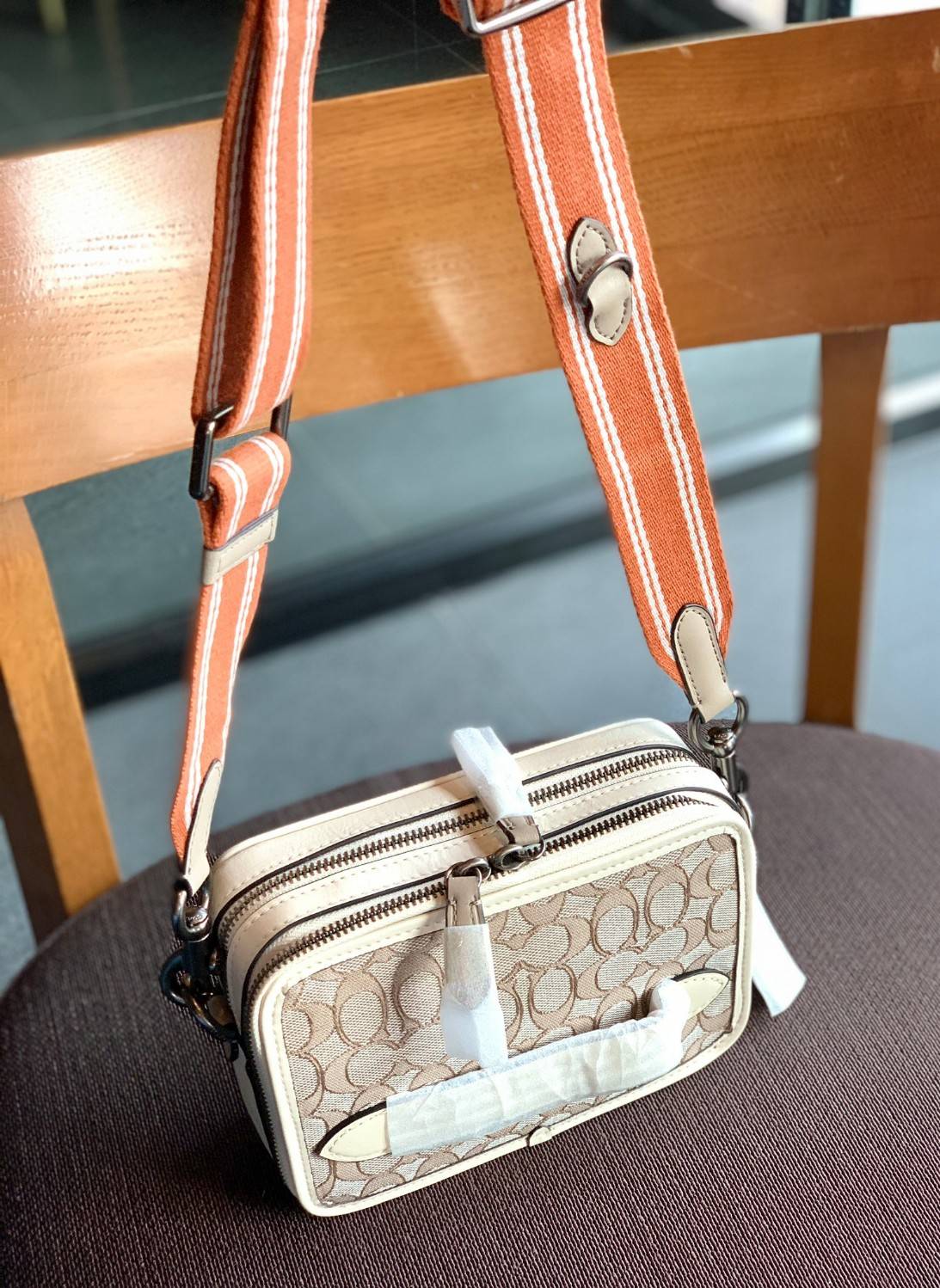 COACH CHARTER CROSS BODY IN SIANATURE JACQUARD((C3780)) 💋พร้อมส่ง สินค้าออกใหม่ ไม่มียังไงไหว!! ✔️กระเป๋าสะพายครอสบอดี้ร์ หรือสามารถสอดมือตรงหนังด้านหน้าถือแบบเก๋ๆได้ด้วยค่าา วัสดุJacquardทอบายแบรนด์อย่างดี ผสมหนังแท้ ได้ลงตัวสวยงาม น่าใช้
