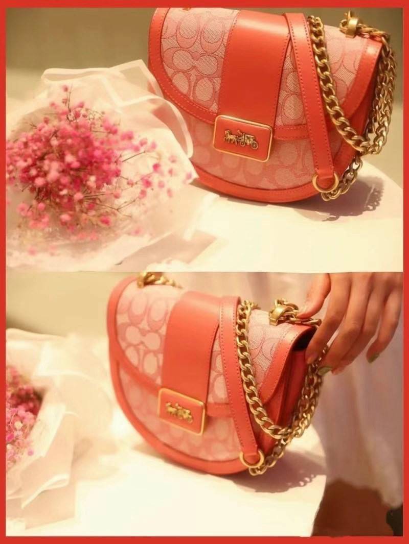 COACH ALIE SADDLE BAG JACQUARD IN SIGNATURE ((C4694//C3464)) พร้อมส่งที่ไทย รุ่นใหม่ล่าสุดค่ะ! กระเป๋าสะพายข้าง//ครอสบอดี้ร์//หรือทบสายคู่สะพายไหล่ได้ค่ะ วัสดุJacquard+หนังแท้ ได้สวยงามลงตัวมากๆ เปิดปิดกระเป๋าแบบกดล็อค มีอะไหล่โลโก้แบรนด์โดดเด่นปนคลาสสิค