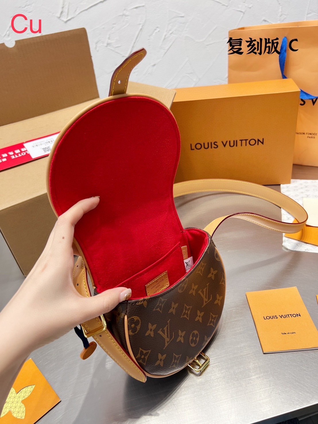 LV Tambourine Monogram Canvas Bag กระเป๋าสะพายทรงสวย ใบเล็กน่ารัก ดีไซน์คลาสสิค วัสดุหนังแคนวาส เปิด-ปิดกระเป๋าด้วยอะไหล่สายคาด สายสะพายในตัว ปรับได้